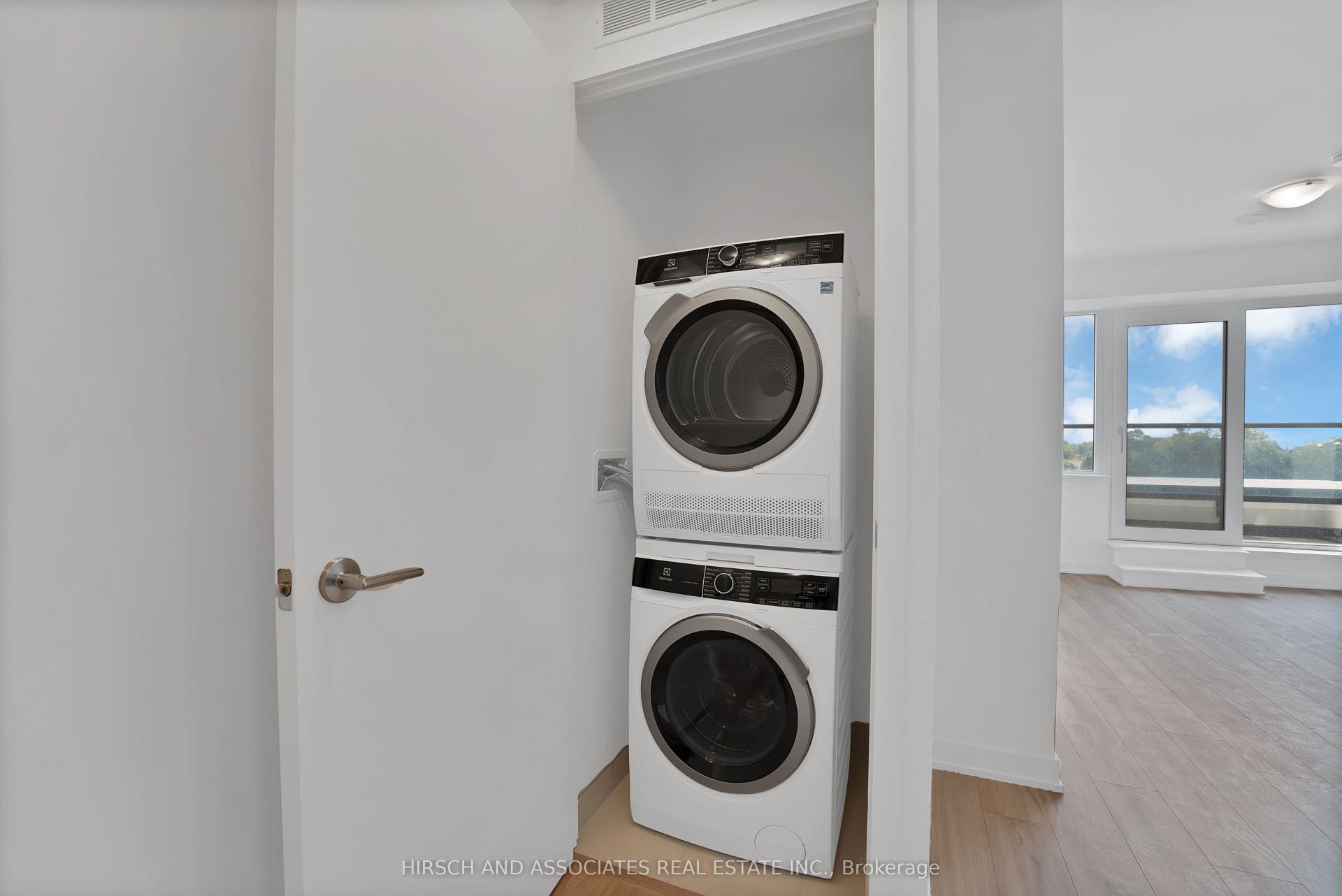 7439 Kingston Road, #409, Toronto E, Toronto ON M1B 0G1 In-Suite Laundry