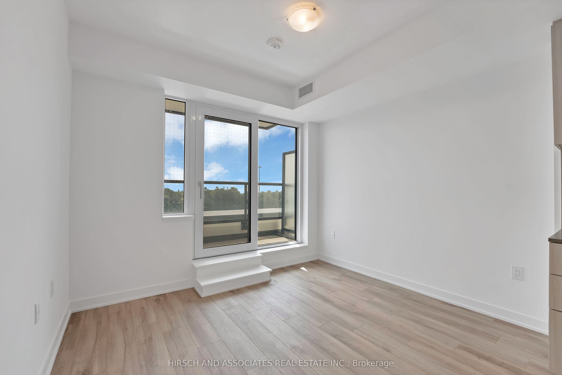 7439 Kingston Road, #409, Toronto E, Toronto ON M1B 0G1 Living Room