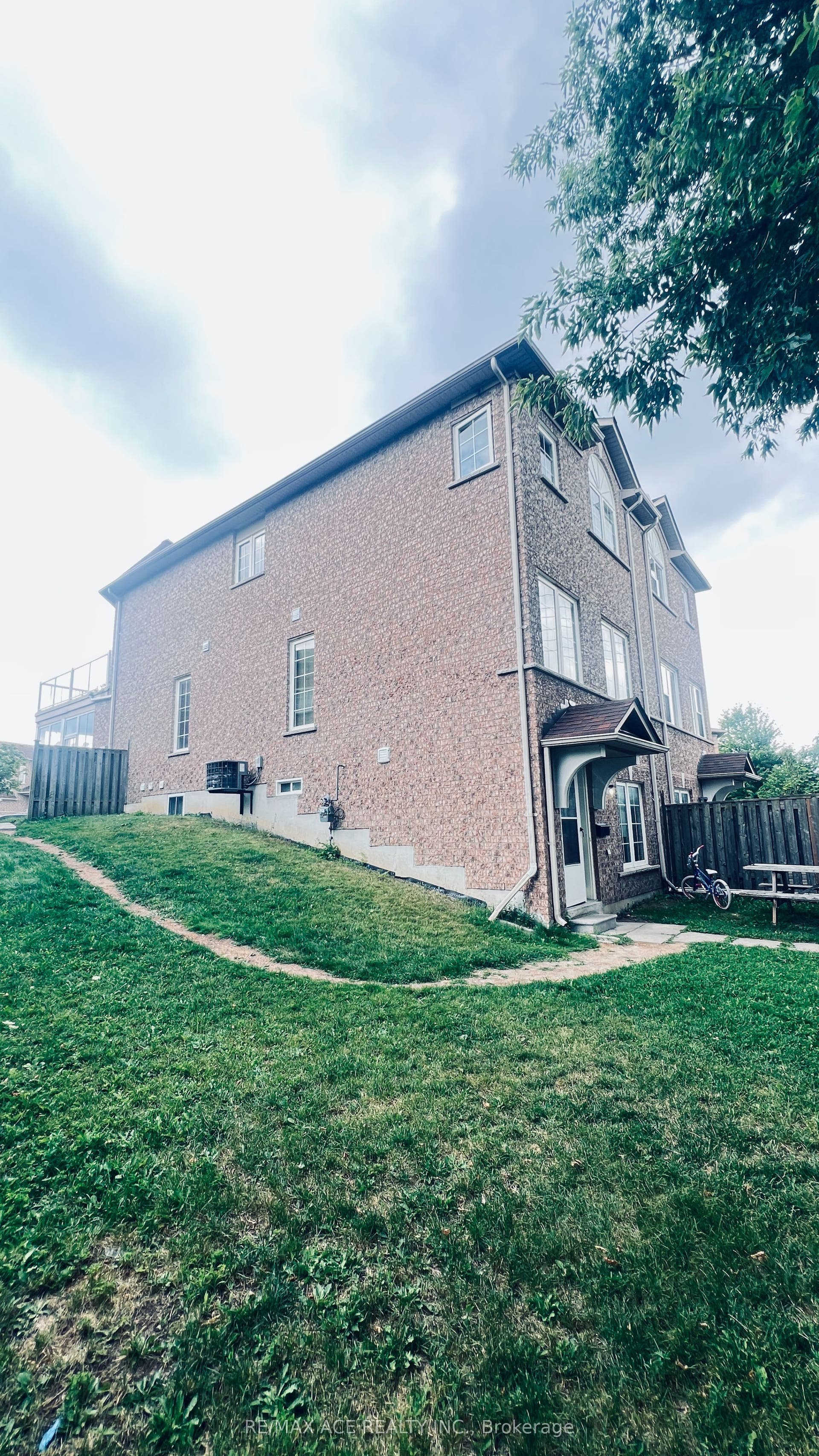 74 Mourning Dove Crescent, Toronto E11, Toronto E, Toronto ON M1B 6A8