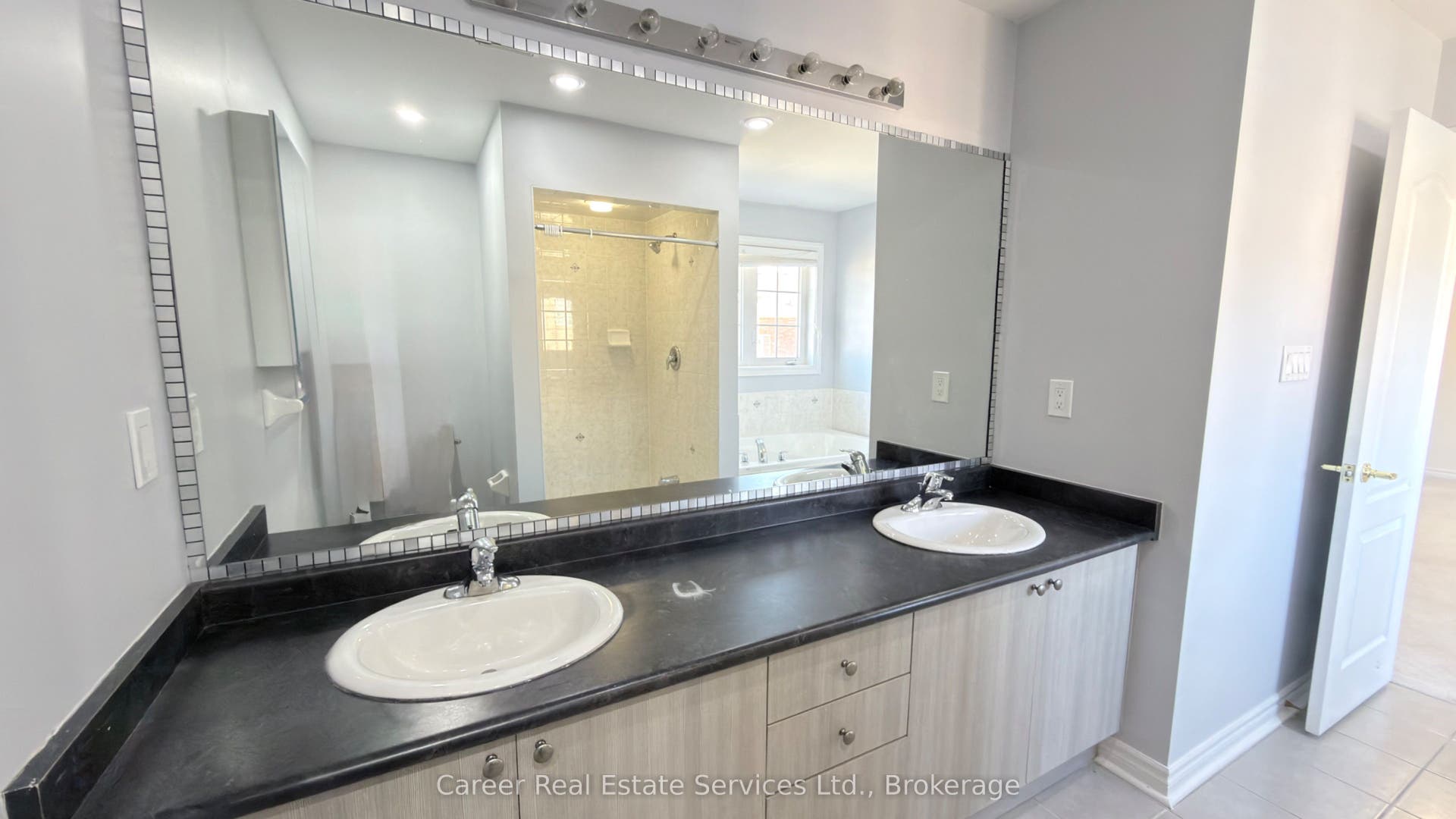 10 Campview Street, Whitby, Durham ON L1R 0K5