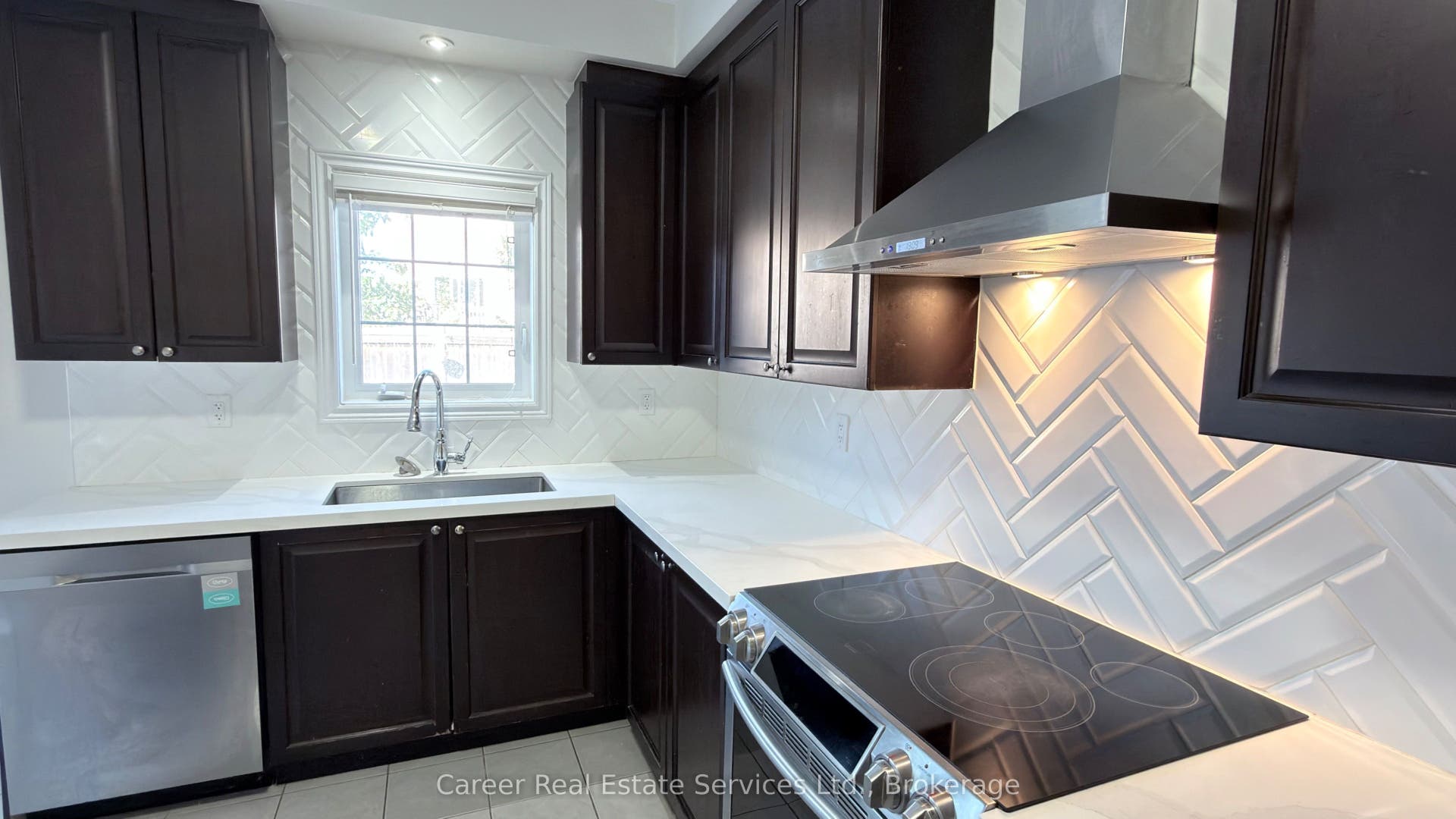 10 Campview Street, Whitby, Durham ON L1R 0K5