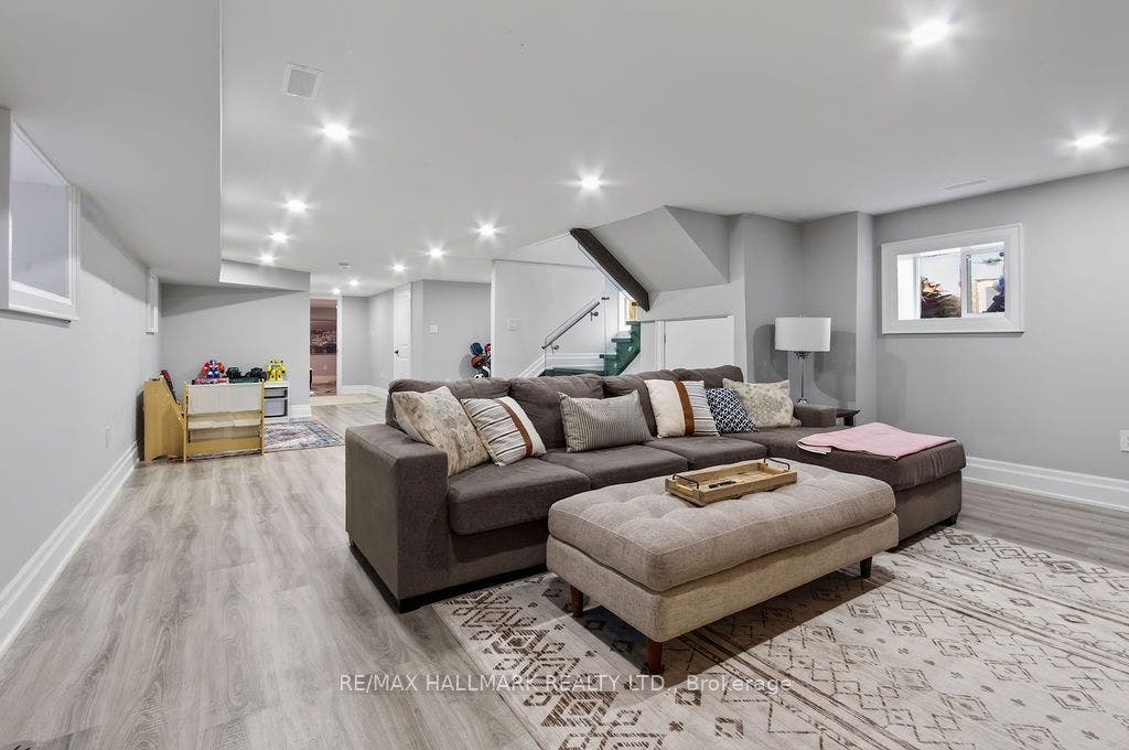281 Warden Avenue, Toronto E, Toronto ON M1N 2Z9 281 Warden Avenue, Toronto E, Toronto ON M1N 2Z9