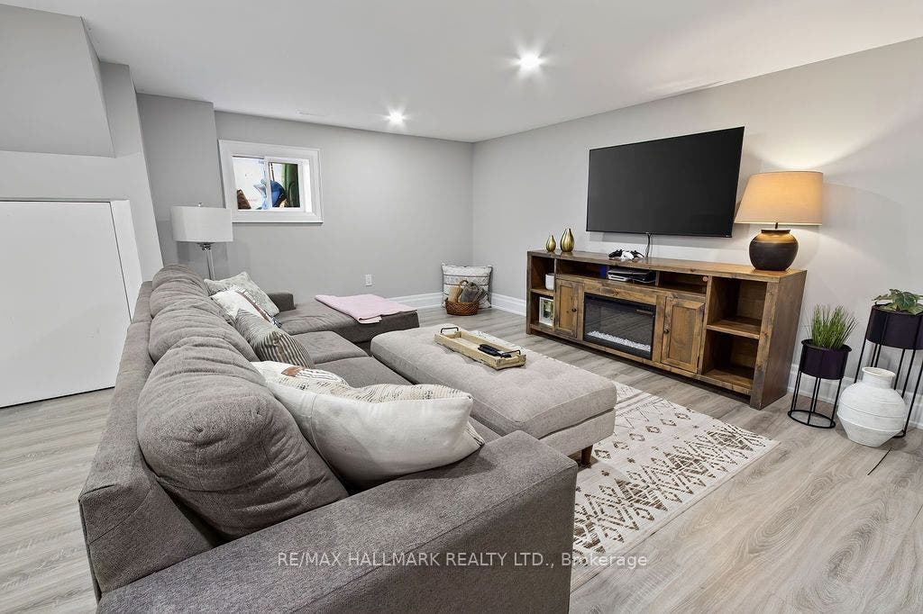281 Warden Avenue, Toronto E, Toronto ON M1N 2Z9 281 Warden Avenue, Toronto E, Toronto ON M1N 2Z9
