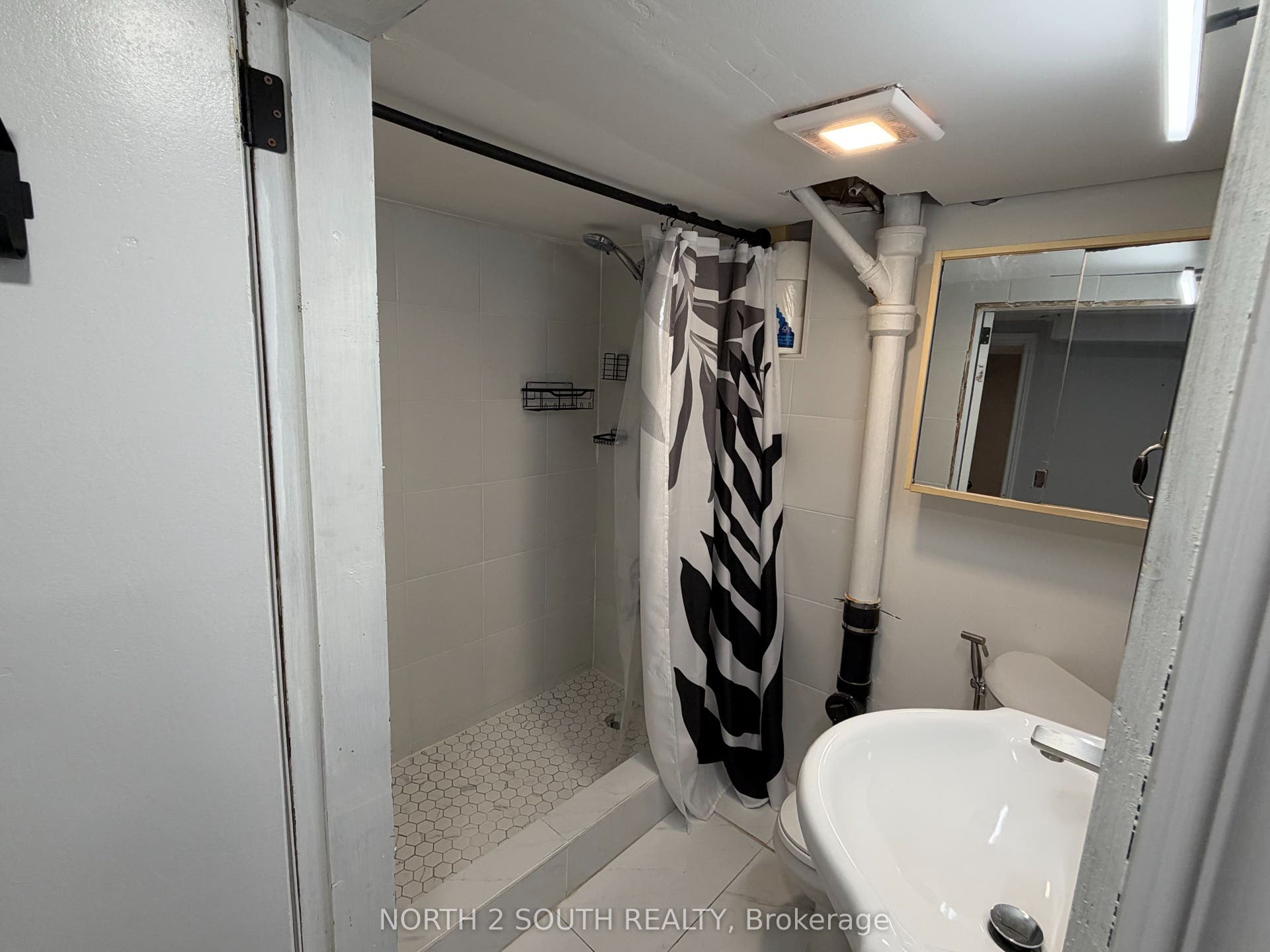 998 Warden Avenue, #Lower, Toronto E, Toronto ON M1R 2P1 998 Warden Avenue, #Lower, Toronto E, Toronto ON M1R 2P1