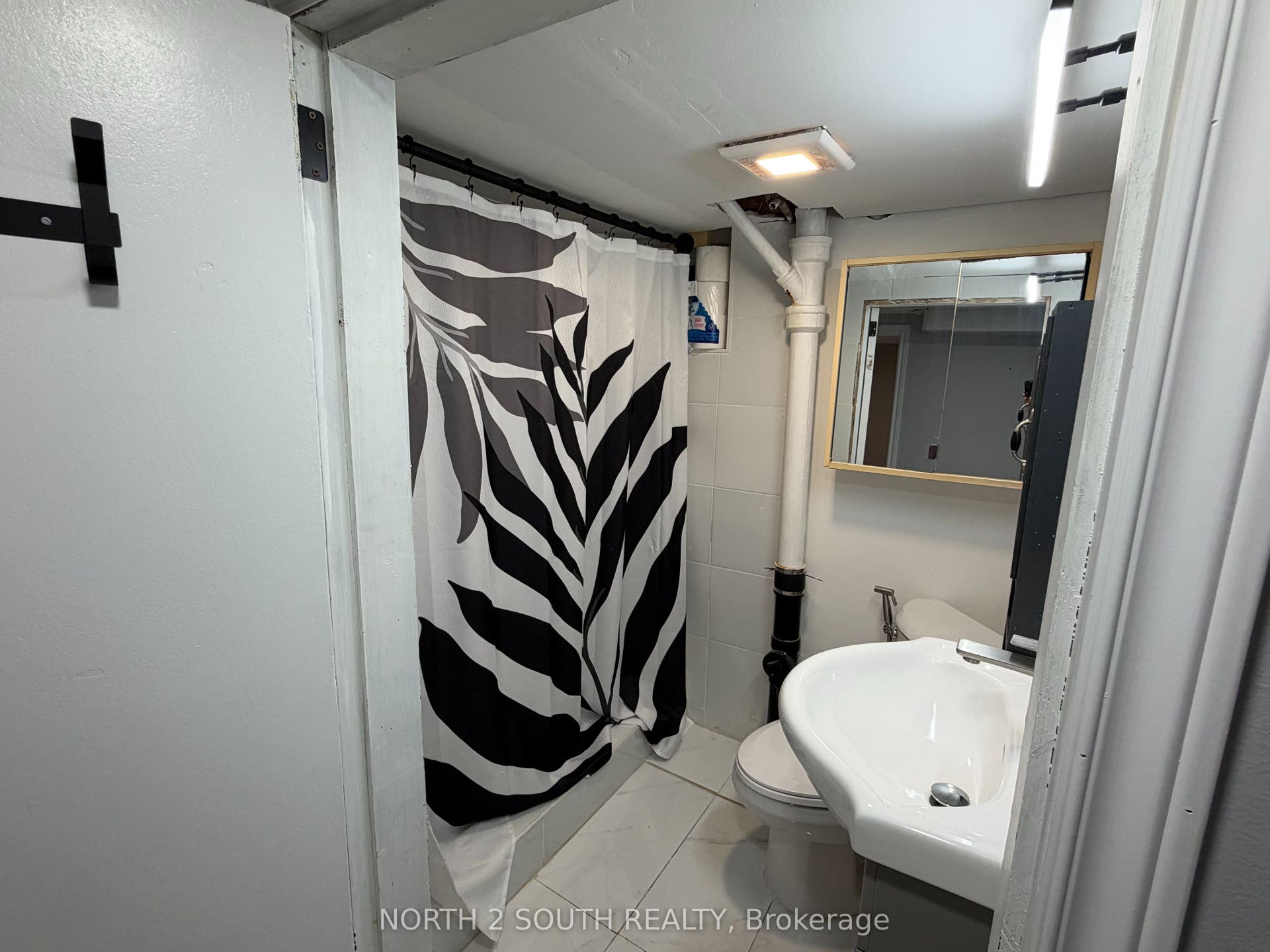 998 Warden Avenue, #Lower, Toronto E, Toronto ON M1R 2P1 998 Warden Avenue, #Lower, Toronto E, Toronto ON M1R 2P1