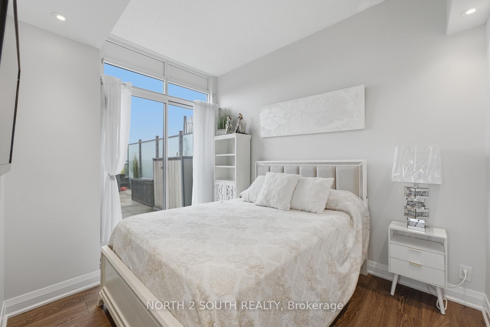 12 Woodstream Boulevard, #1015, Vaughan, York ON L4L 8C4 12 Woodstream Boulevard, #1015, Vaughan, York ON L4L 8C4