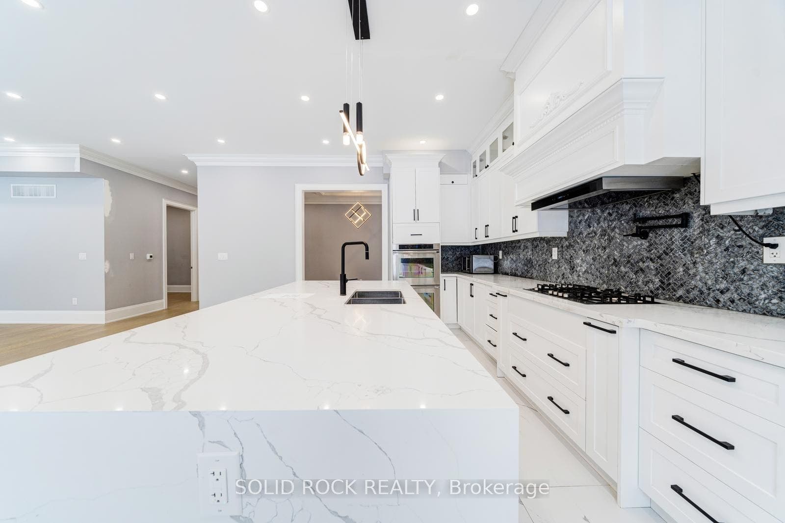 367 Penn Avenue, Newmarket, York ON L3Y 2S7