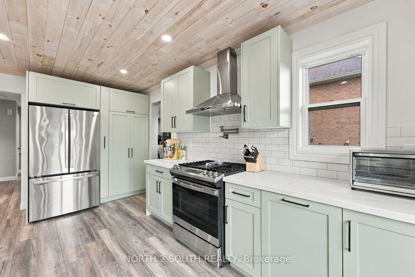 213 Melbourne Drive, Bradford West Gwillimbury, Simcoe ON L3Z 2Y8 213 Melbourne Drive, Bradford West Gwillimbury, Simcoe ON L3Z 2Y8