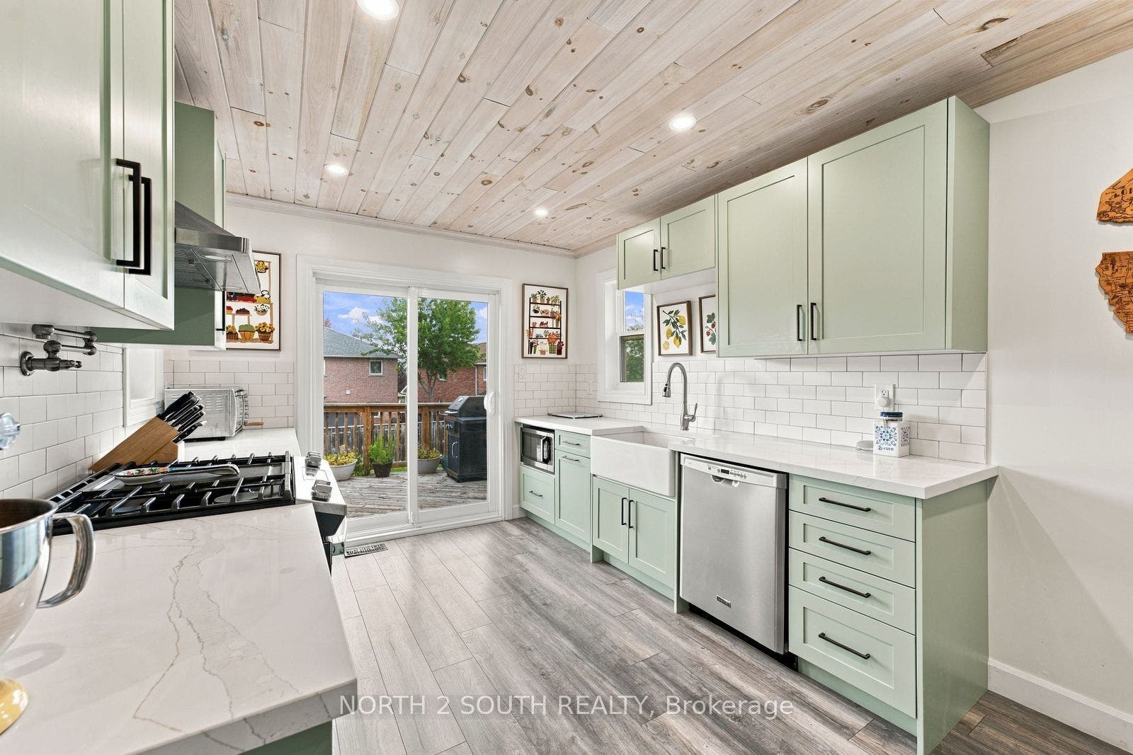 213 Melbourne Drive, Bradford West Gwillimbury, Simcoe ON L3Z 2Y8 213 Melbourne Drive, Bradford West Gwillimbury, Simcoe ON L3Z 2Y8
