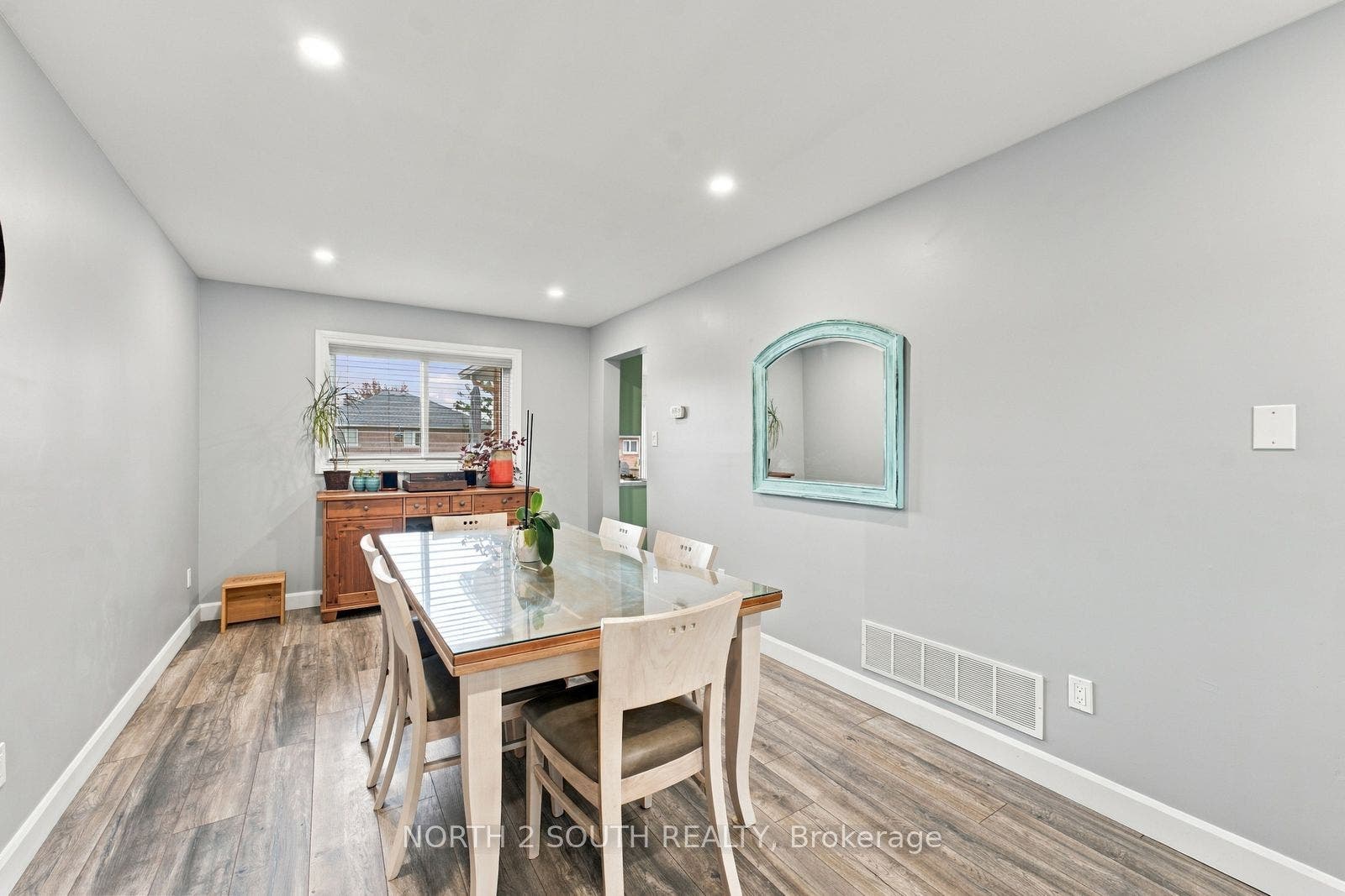 213 Melbourne Drive, Bradford West Gwillimbury, Simcoe ON L3Z 2Y8 213 Melbourne Drive, Bradford West Gwillimbury, Simcoe ON L3Z 2Y8