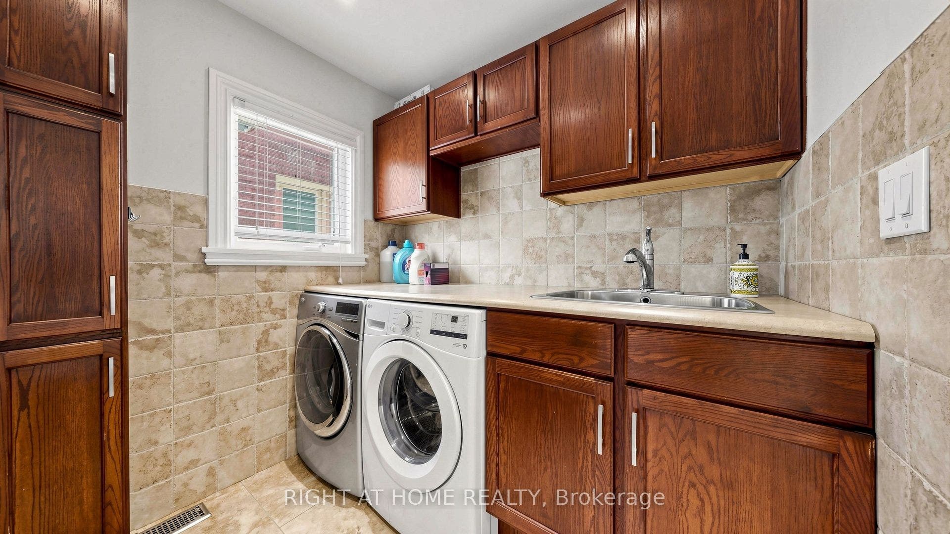 44 Robertson Close, Vaughan, Vaughan, York ON L6A 2H1