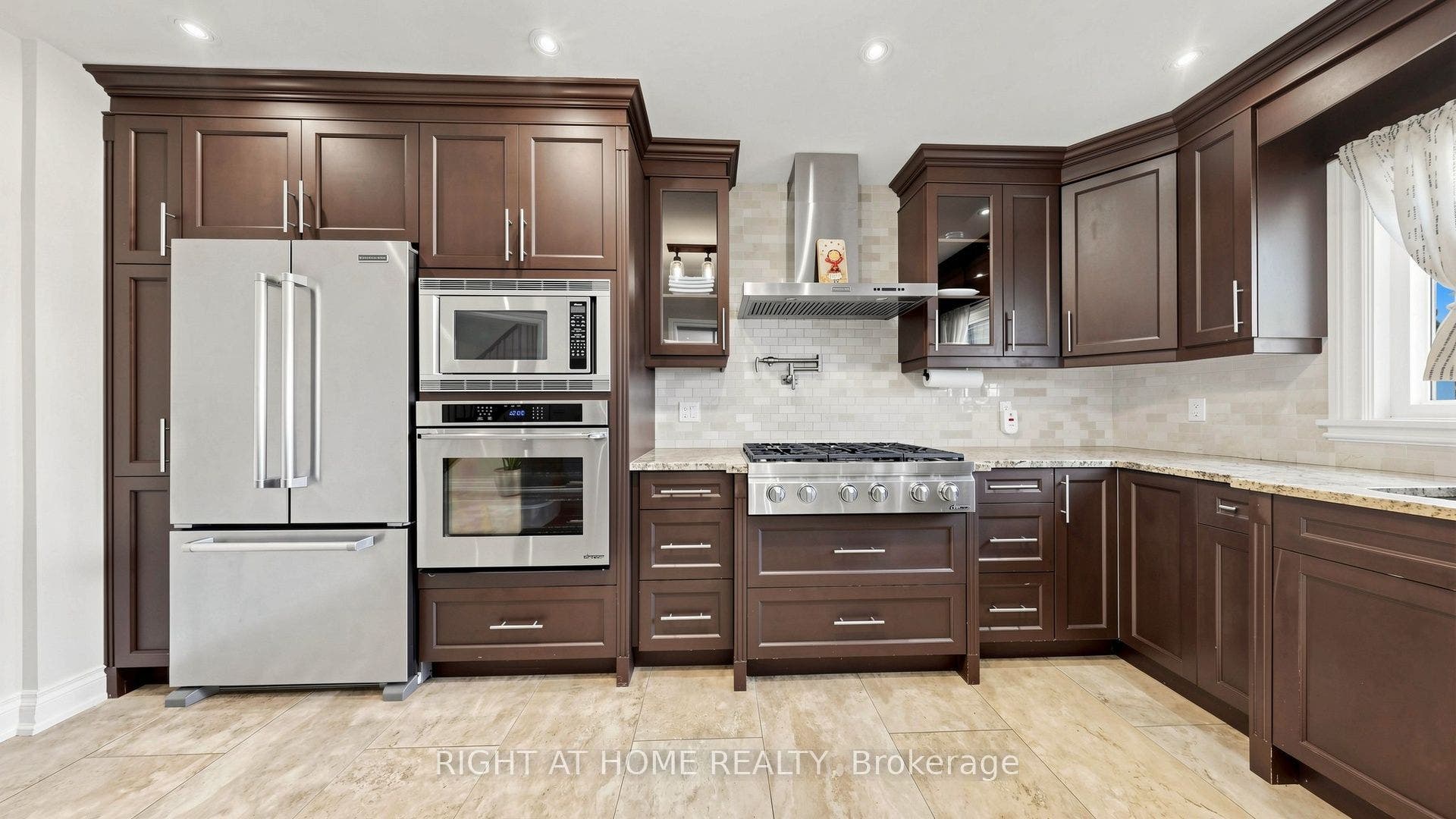 44 Robertson Close, Vaughan, Vaughan, York ON L6A 2H1