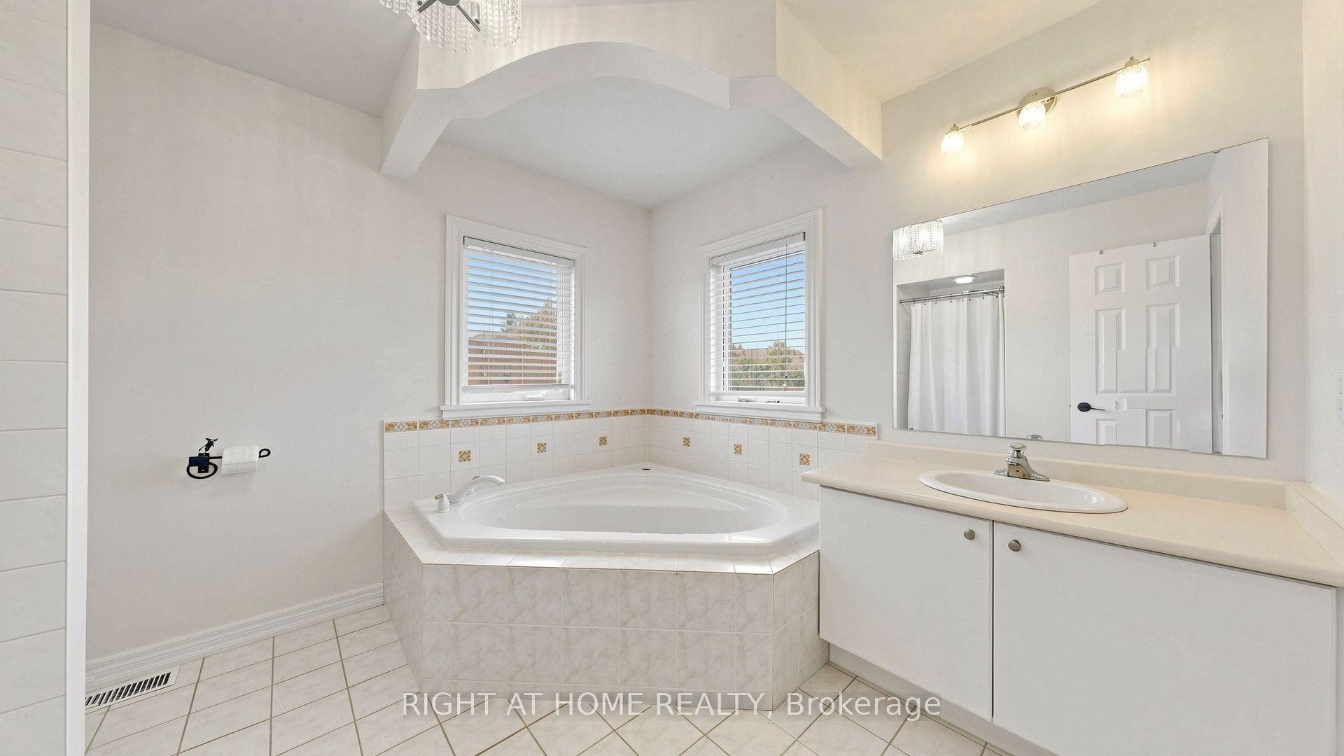 44 Robertson Close, Vaughan, Vaughan, York ON L6A 2H1