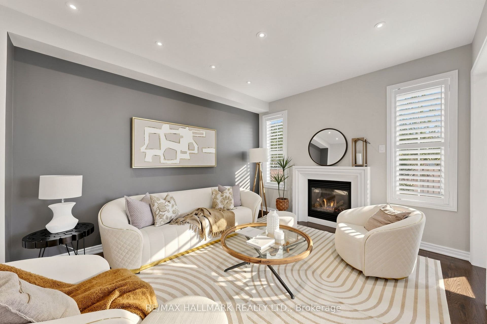 Family room Gas fireplace