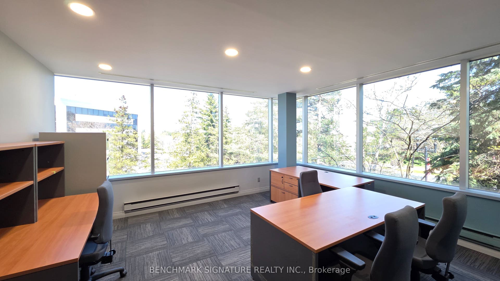 Executive office for 4-to-6 people