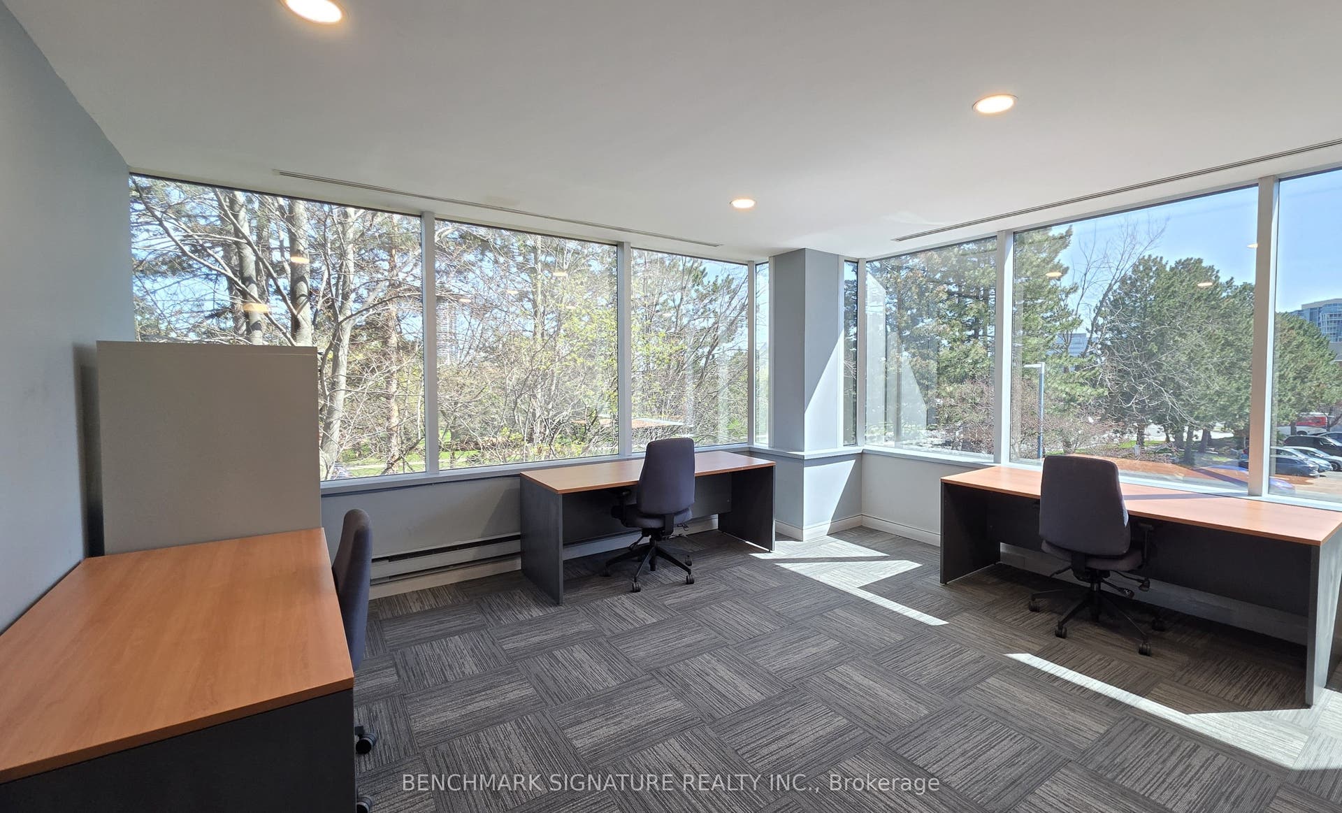 Executive office for 4-to-6 people