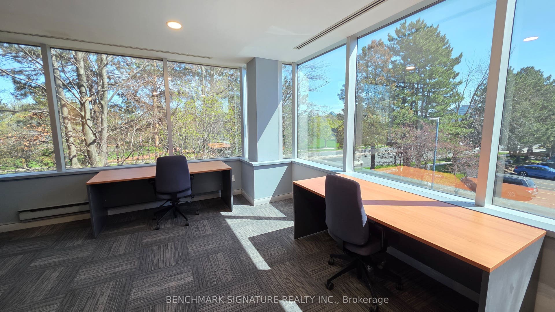Executive office for 4-to-6 people