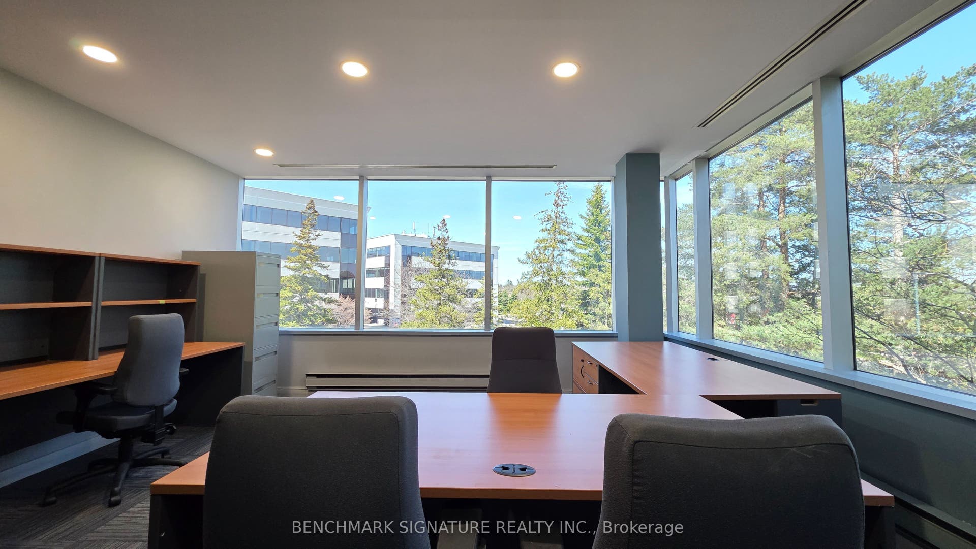 Executive office for 4-to-6 people