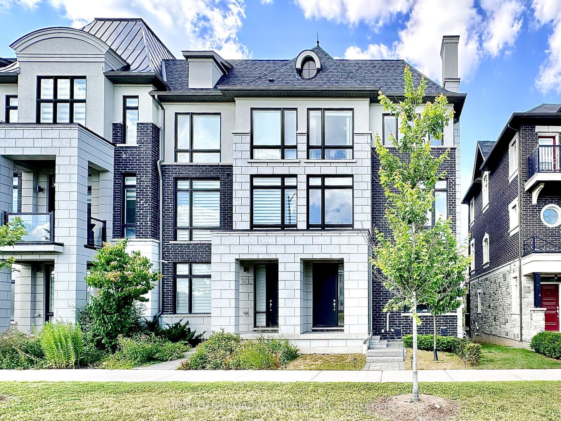 300 King Road, Richmond Hill, York ON L4E 1H4