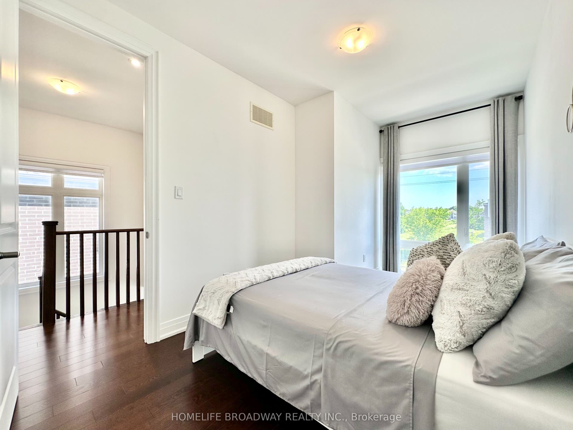 300 King Road, Richmond Hill, York ON L4E 1H4