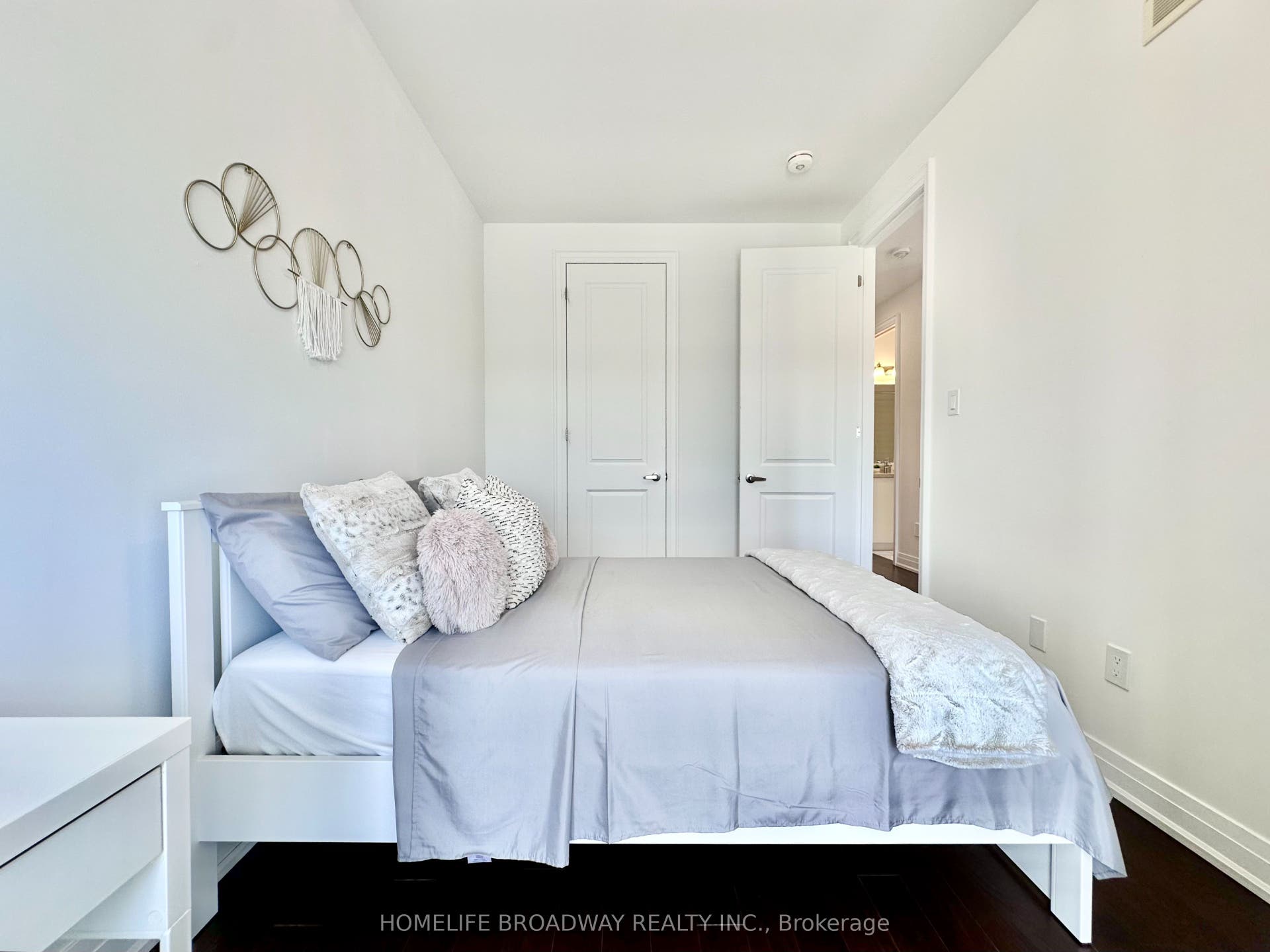300 King Road, Richmond Hill, York ON L4E 1H4