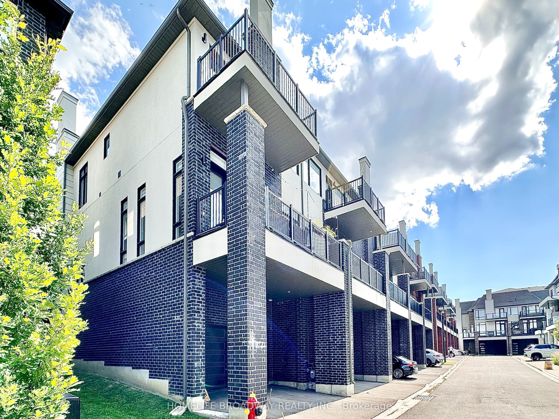 300 King Road, Richmond Hill, York ON L4E 1H4