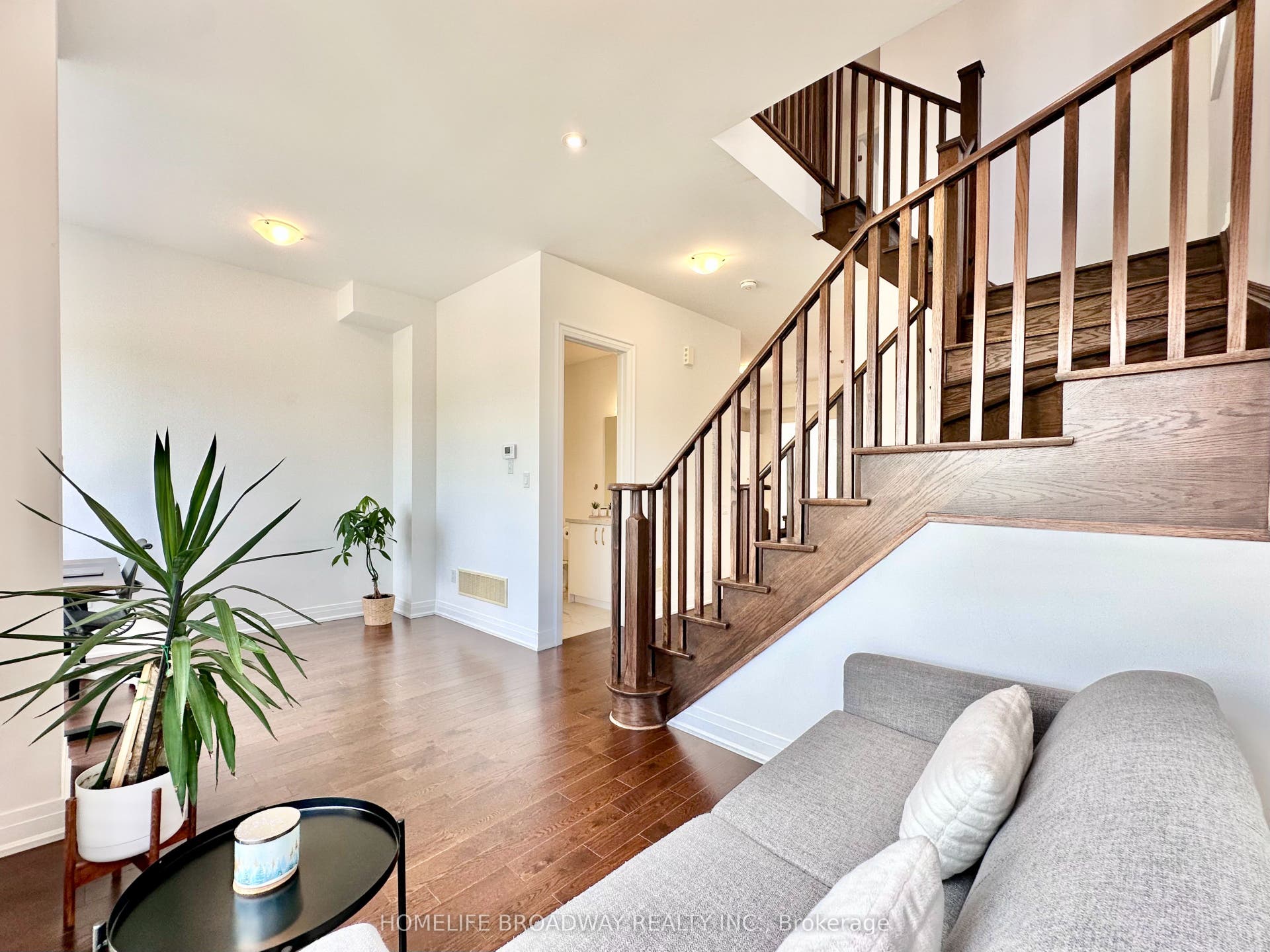 300 King Road, Richmond Hill, York ON L4E 1H4