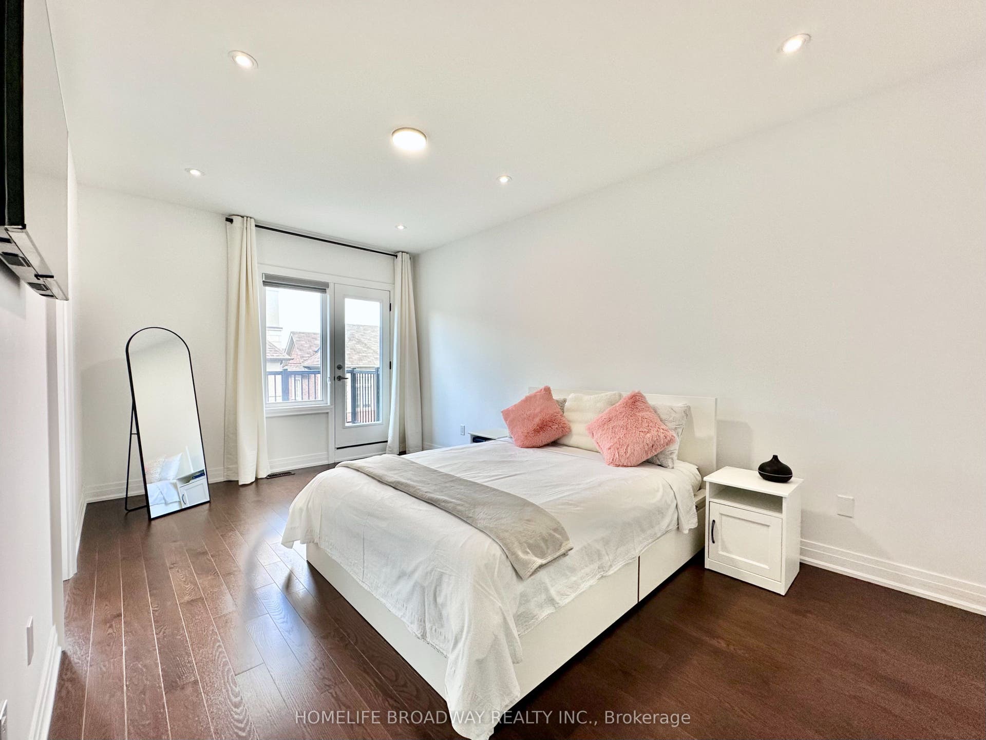 300 King Road, Richmond Hill, York ON L4E 1H4