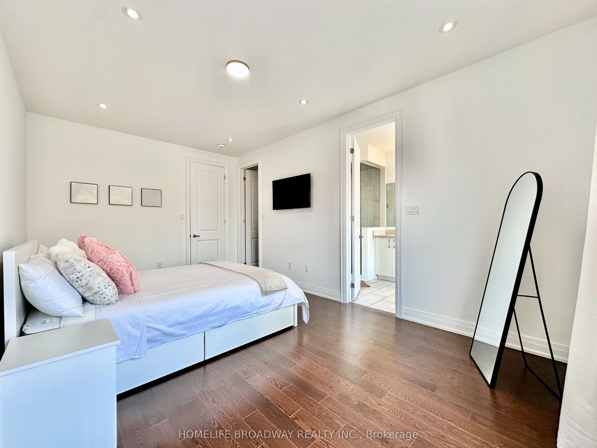 300 King Road, Richmond Hill, York ON L4E 1H4