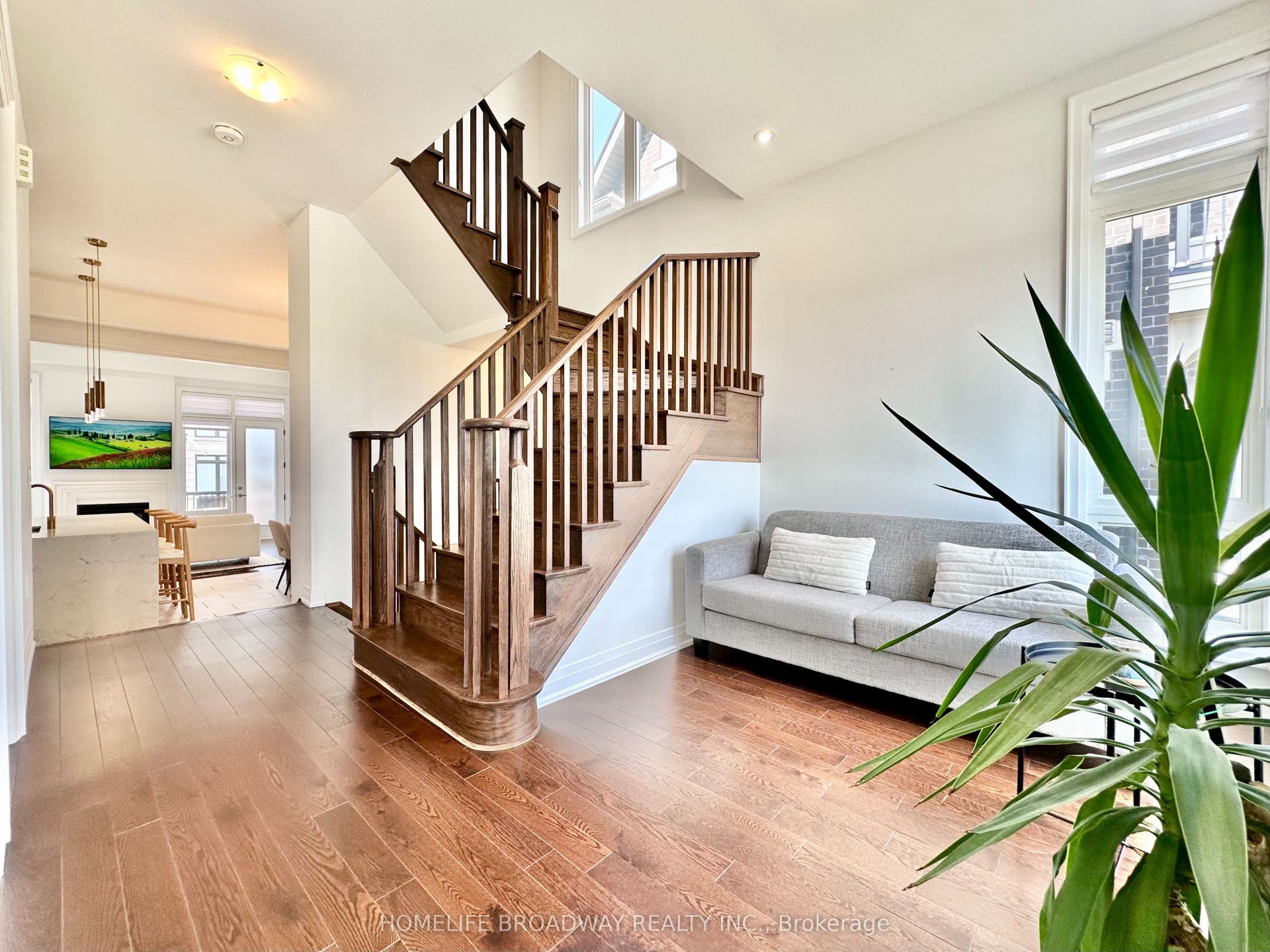 300 King Road, Richmond Hill, York ON L4E 1H4