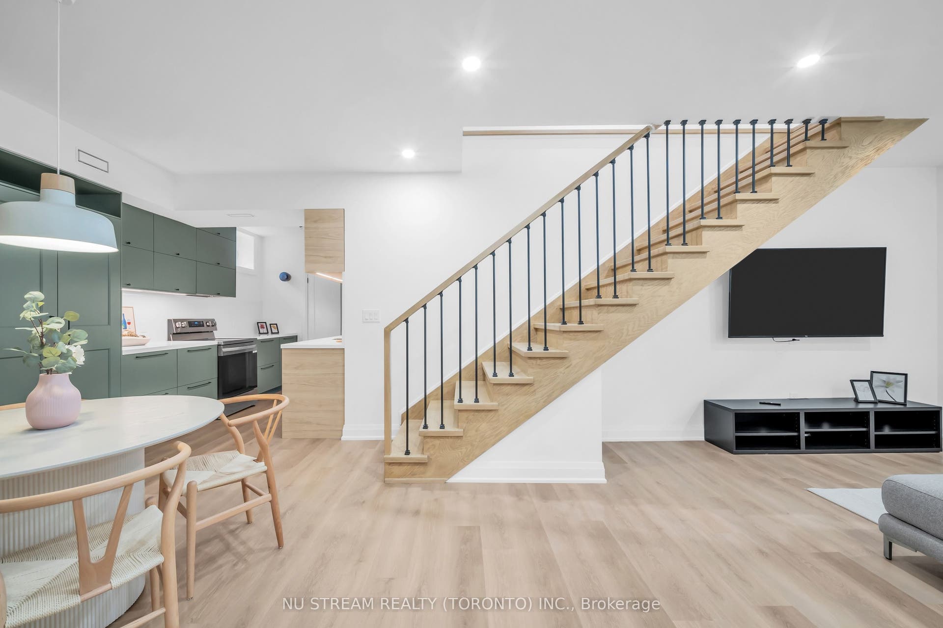 323 Winnifred Drive, Georgina, York ON L4P 3B4