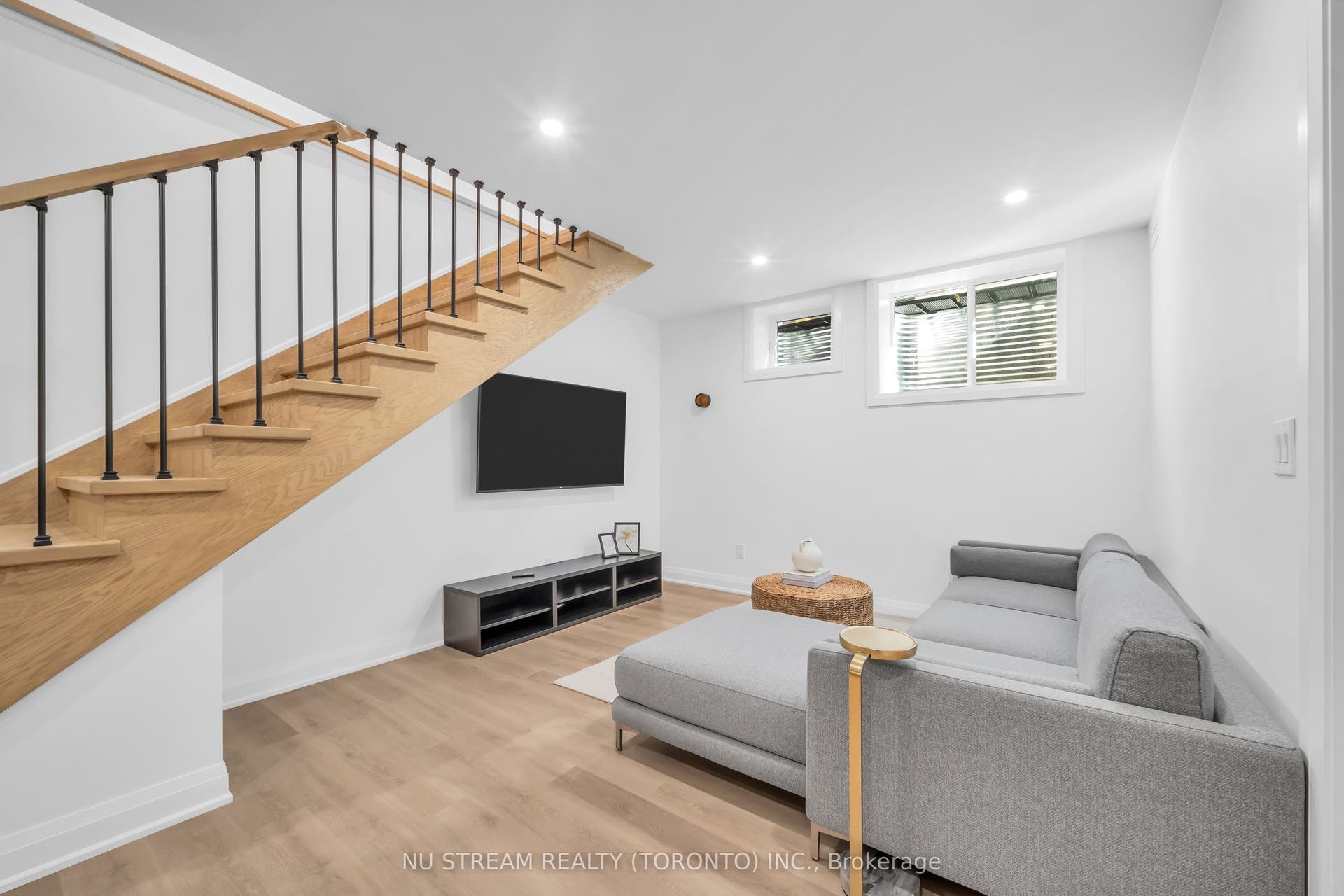 323 Winnifred Drive, Georgina, York ON L4P 3B4
