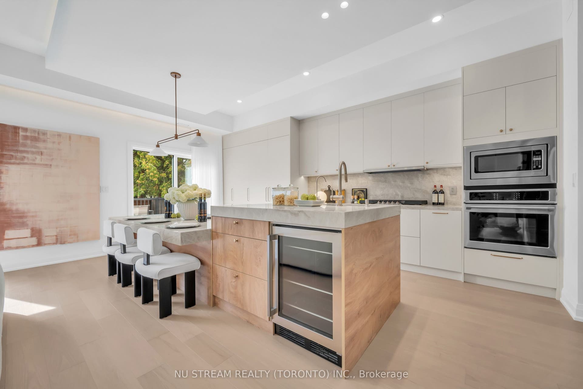 323 Winnifred Drive, Georgina, York ON L4P 3B4