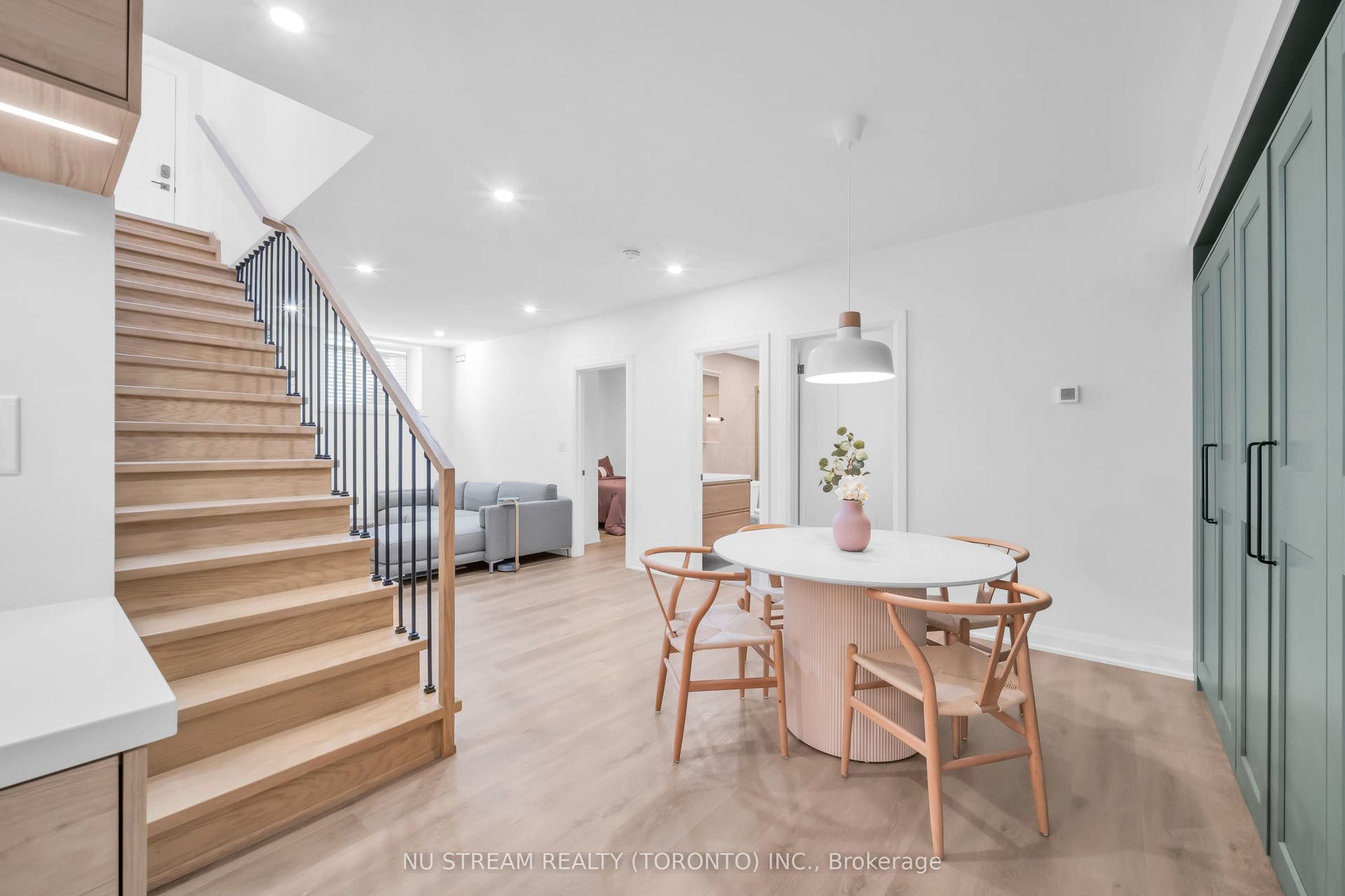 323 Winnifred Drive, Georgina, York ON L4P 3B4