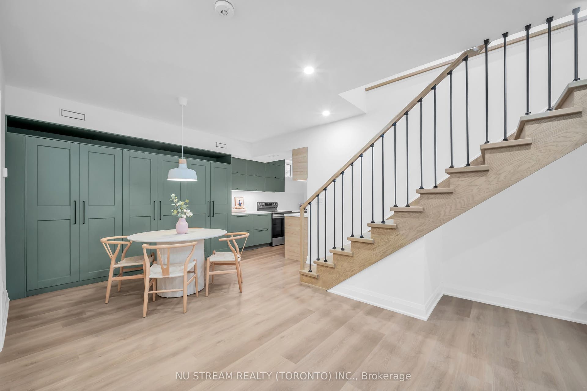 323 Winnifred Drive, Georgina, York ON L4P 3B4