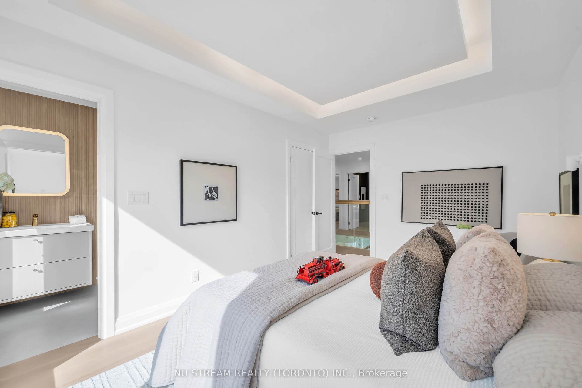323 Winnifred Drive, Georgina, York ON L4P 3B4