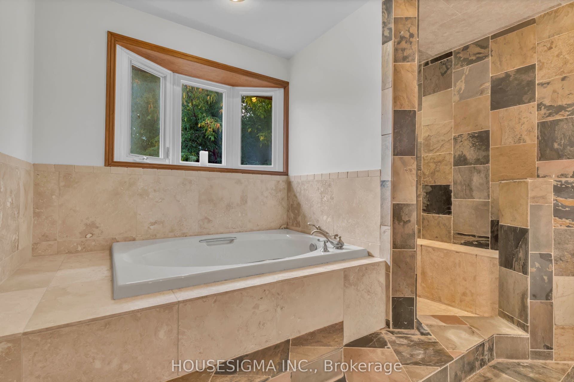 19 Magani Avenue, Bradford West Gwillimbury, Simcoe ON L3Z 2S8