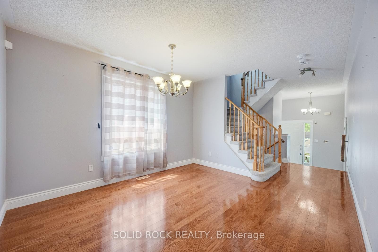41 Trumpet Valley Boulevard, Brampton, Brampton, Peel ON L7A 2Z8 Versatile- Living or Dining Room