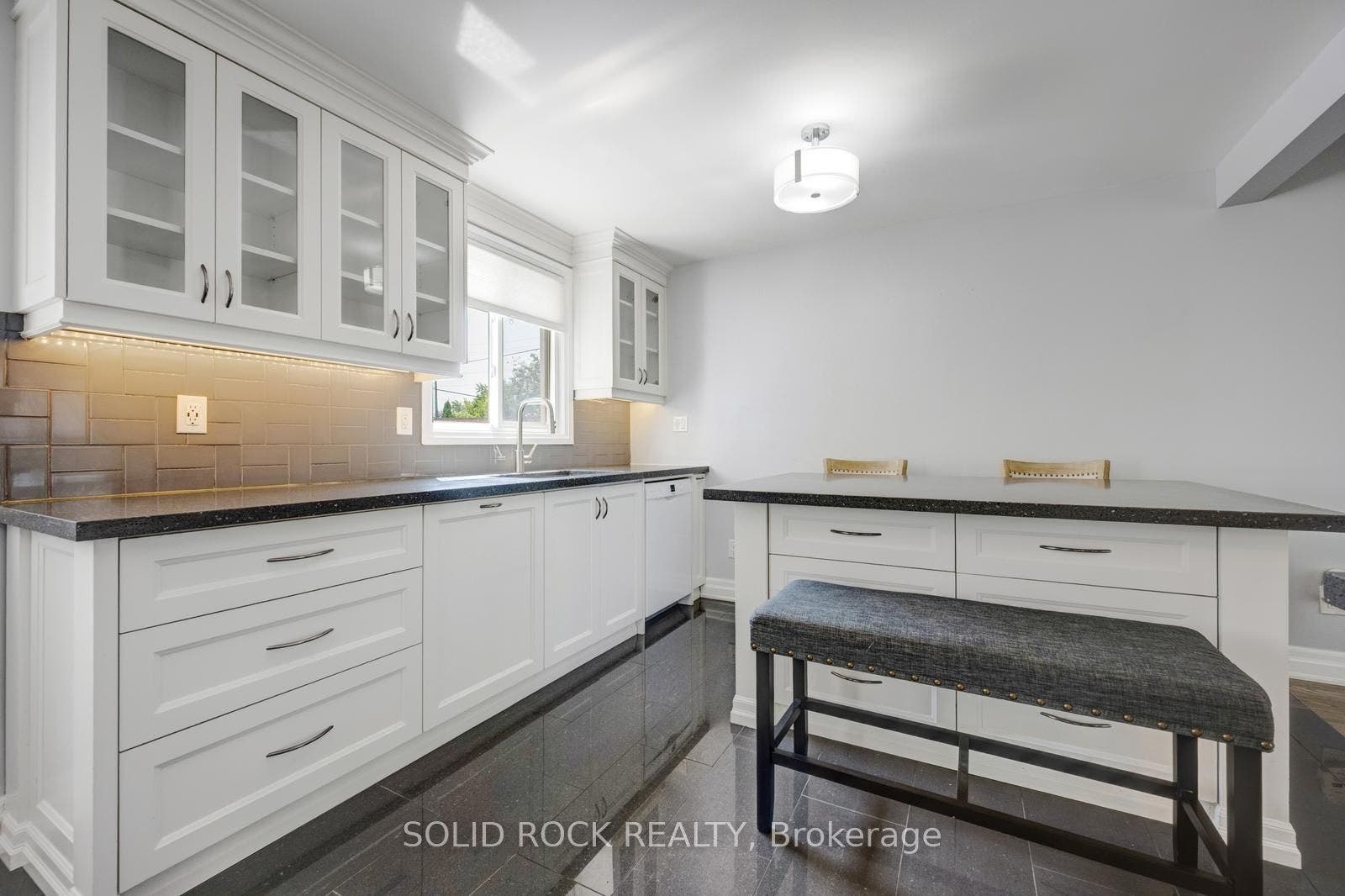 5372 Spruce Avenue, Burlington, Halton ON L7L 1N7