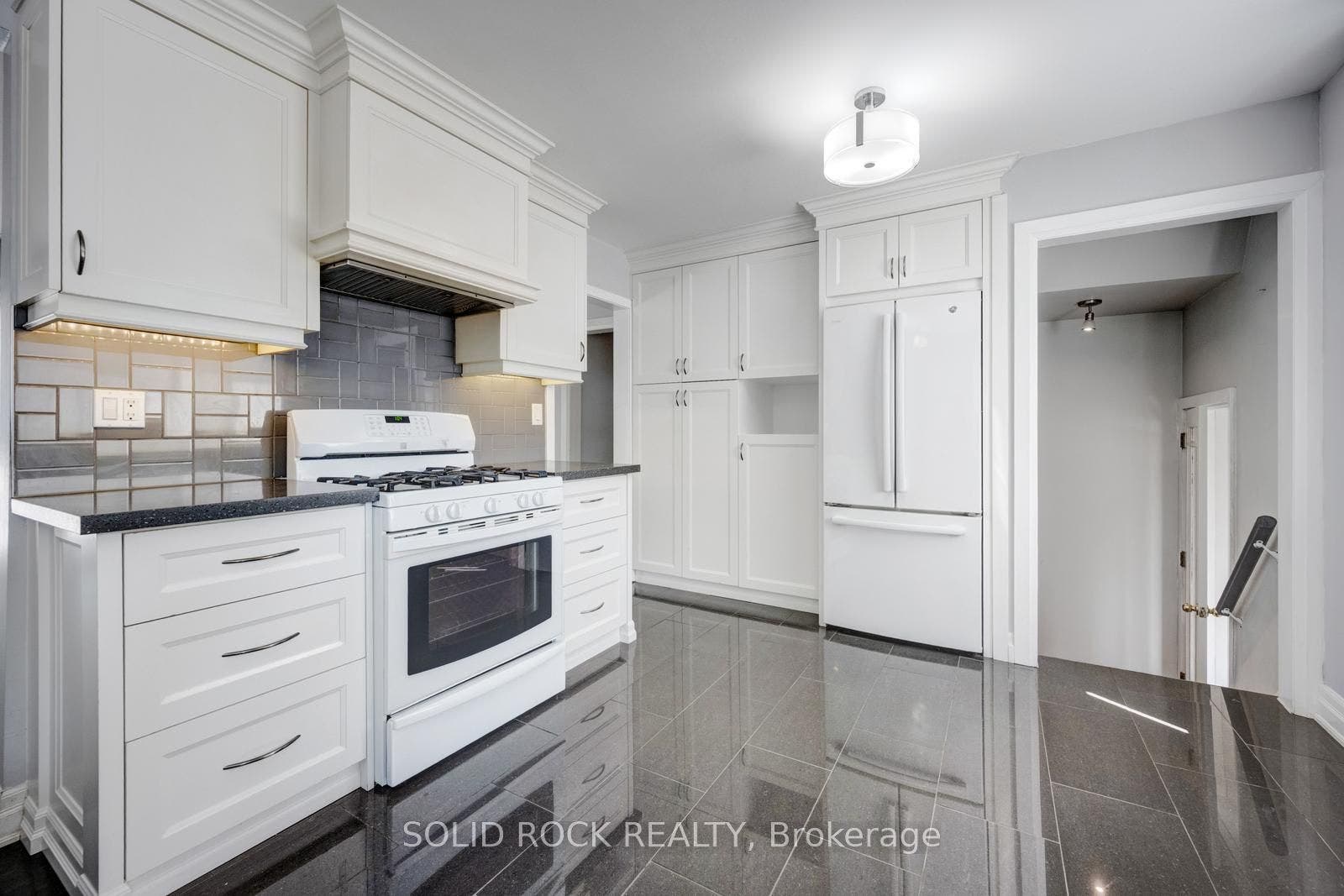 5372 Spruce Avenue, Burlington, Halton ON L7L 1N7