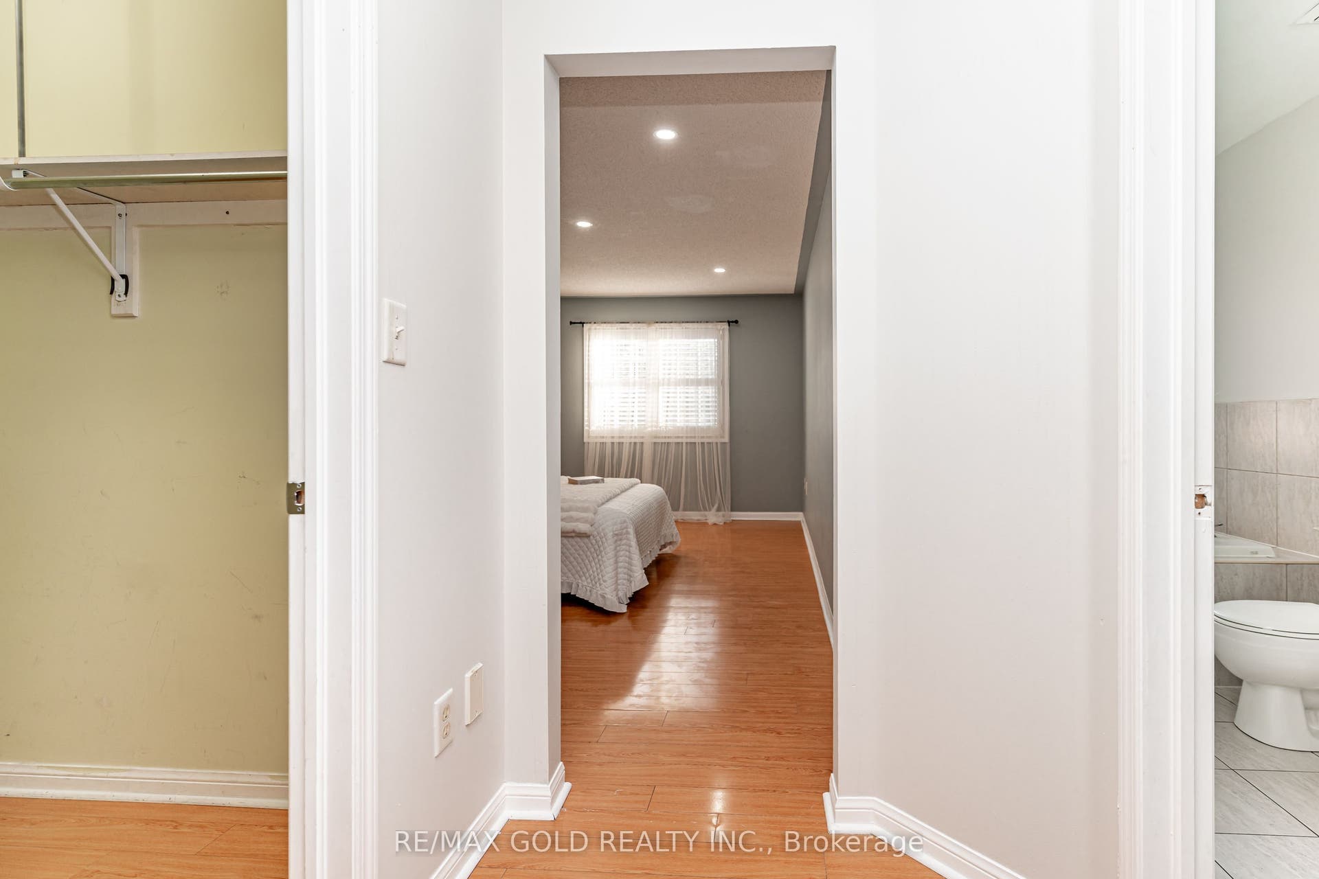 34 Jingle Crescent, Brampton, Peel ON L6S 0B2