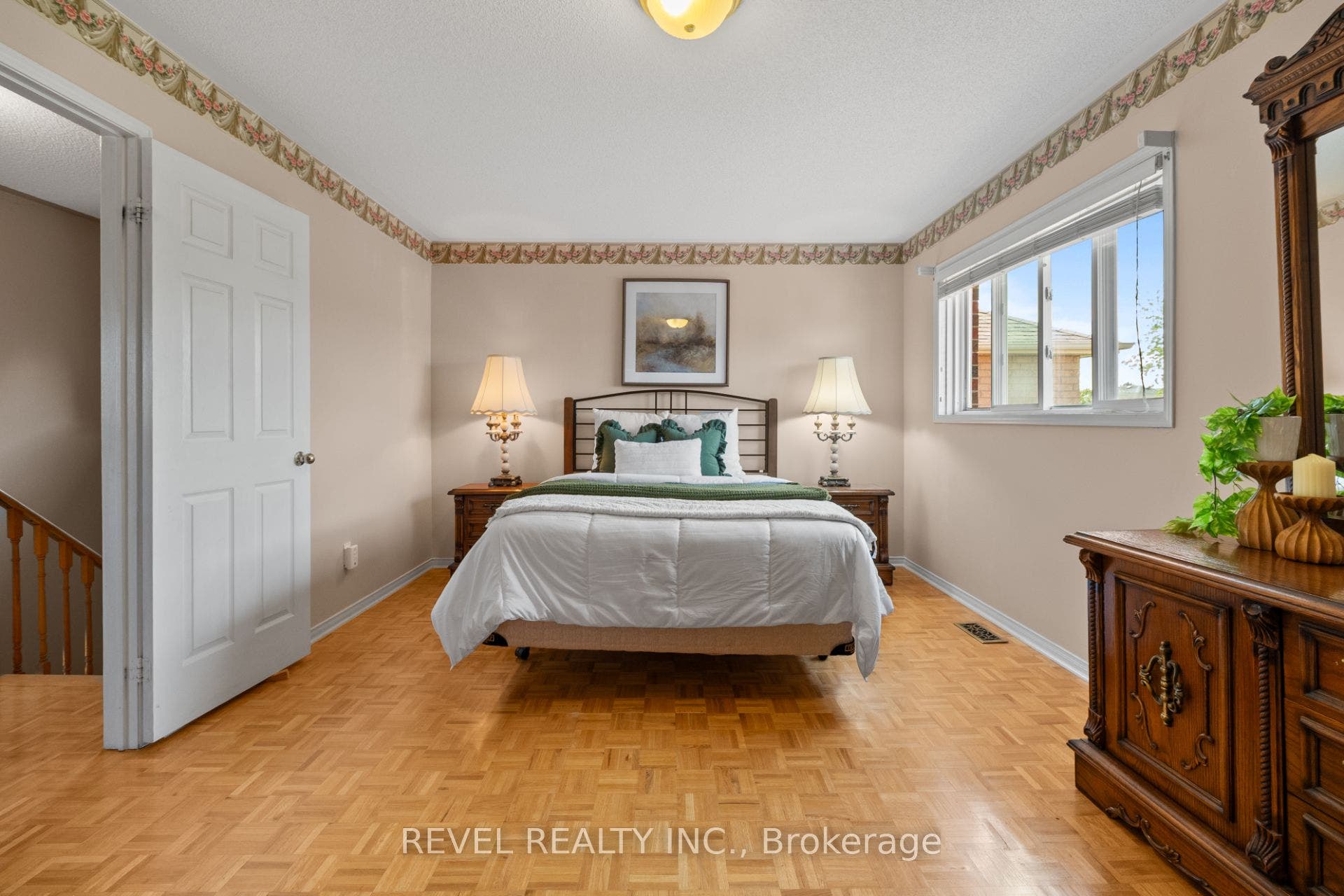 1263 Bantham Street, Mississauga, Peel ON L5V 1Y8