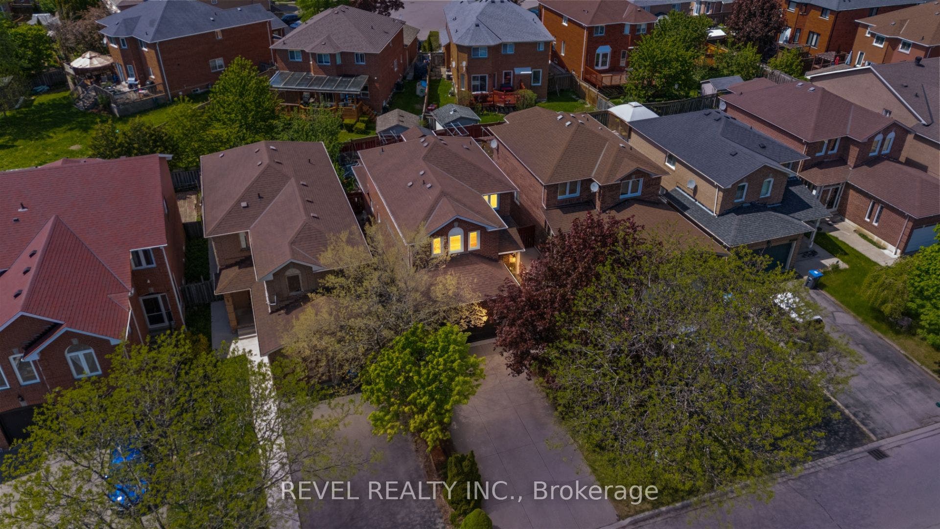 1263 Bantham Street, Mississauga, Peel ON L5V 1Y8