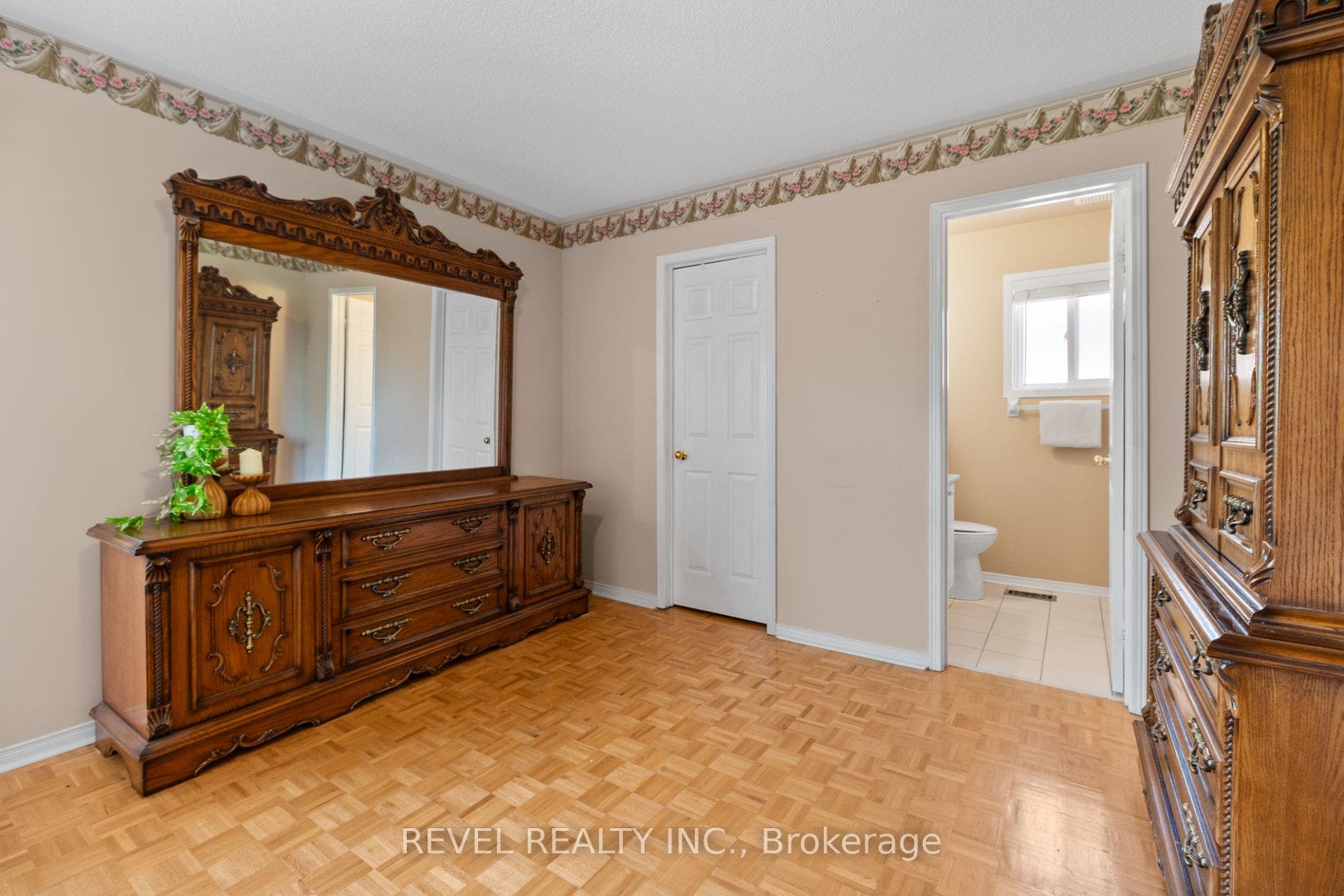 1263 Bantham Street, Mississauga, Peel ON L5V 1Y8