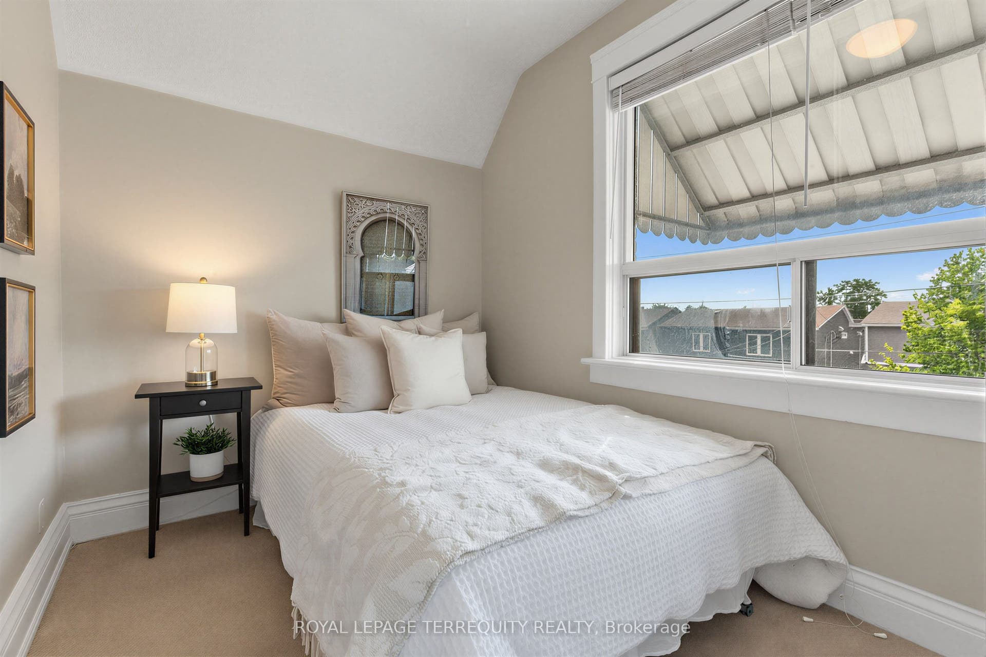 211 Blackthorn Avenue, Toronto W, Toronto ON M6N 3H7