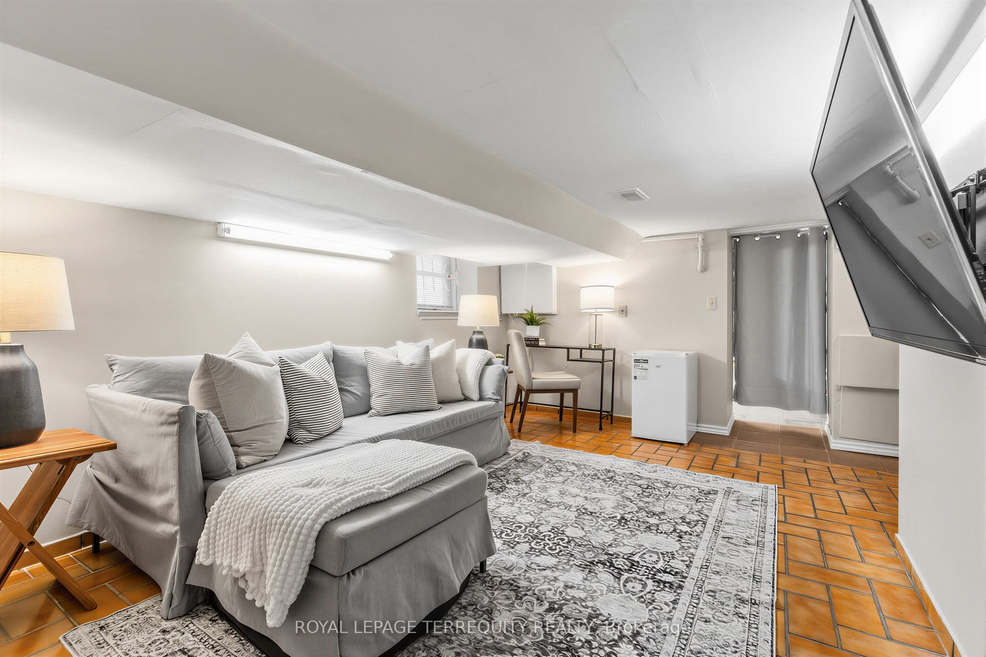 211 Blackthorn Avenue, Toronto W, Toronto ON M6N 3H7
