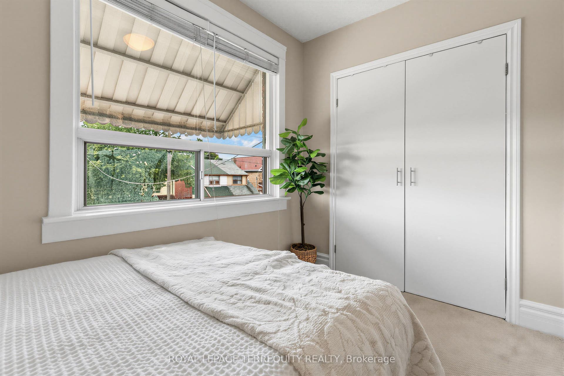 211 Blackthorn Avenue, Toronto W, Toronto ON M6N 3H7