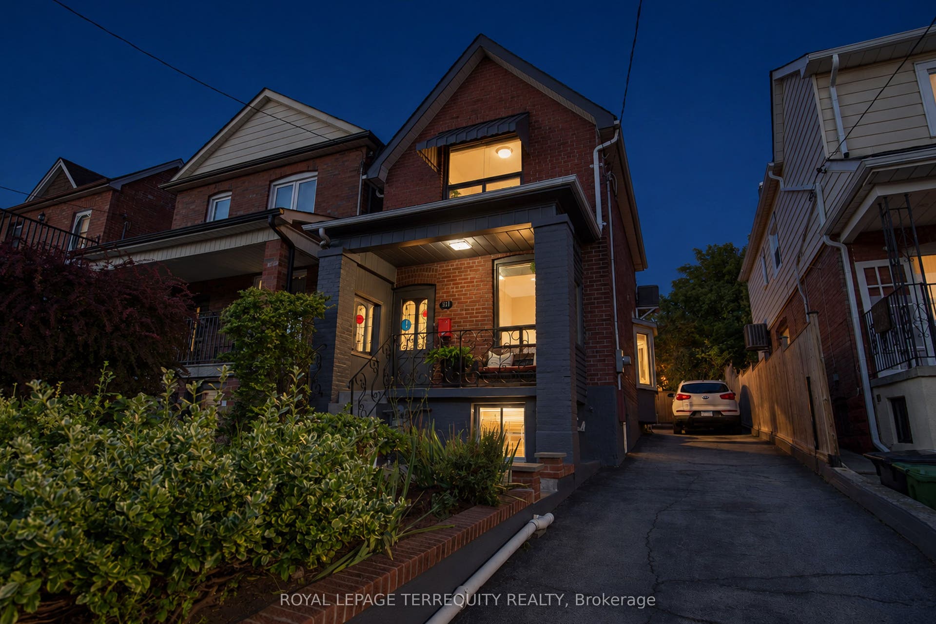 211 Blackthorn Avenue, Toronto W, Toronto ON M6N 3H7