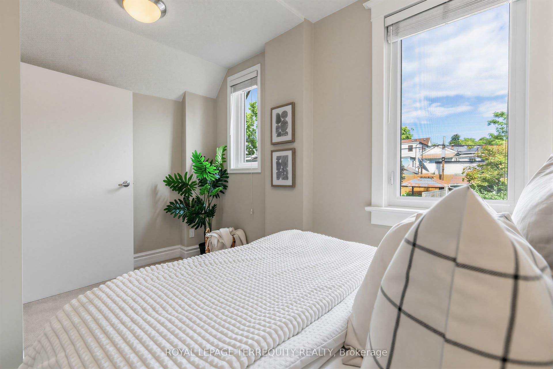 211 Blackthorn Avenue, Toronto W, Toronto ON M6N 3H7