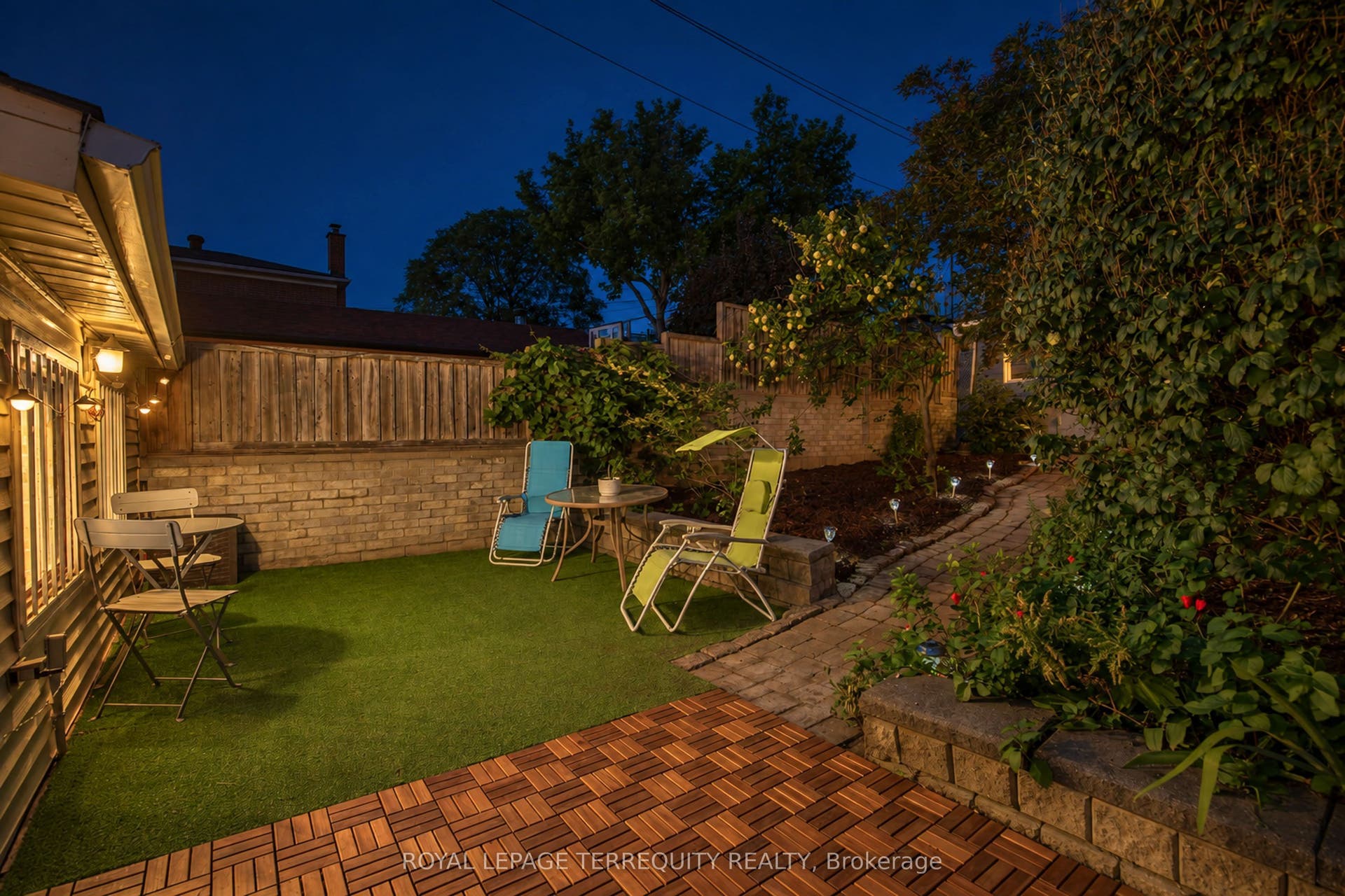 211 Blackthorn Avenue, Toronto W, Toronto ON M6N 3H7